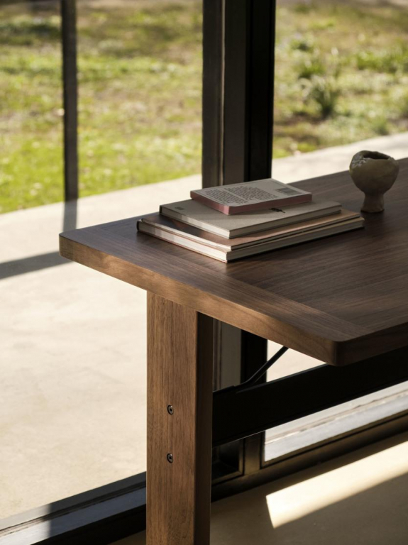 Hay Passerelle bureau gelakt eiken, black crossbar
