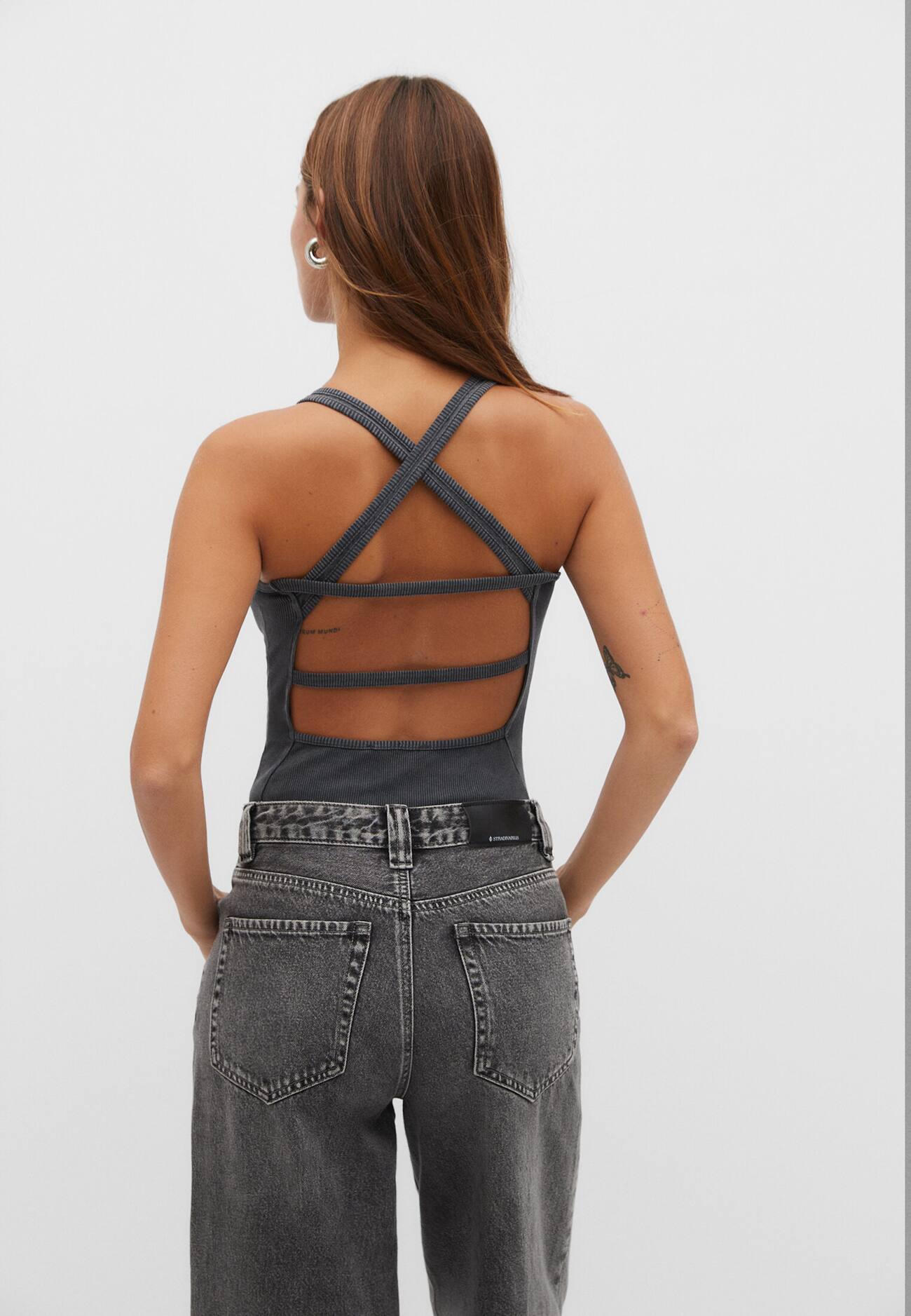 Body com decote halter e efeito desbotado nas costas.