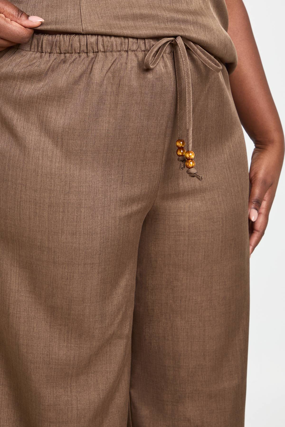 boohoo Pantalon Large En Crêpe À Perles Grande Taille