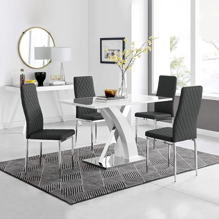 Conjunto de mesa de jantar branca com acabamento brilhante e 4 cadeiras de jantar de luxo em couro sintético.