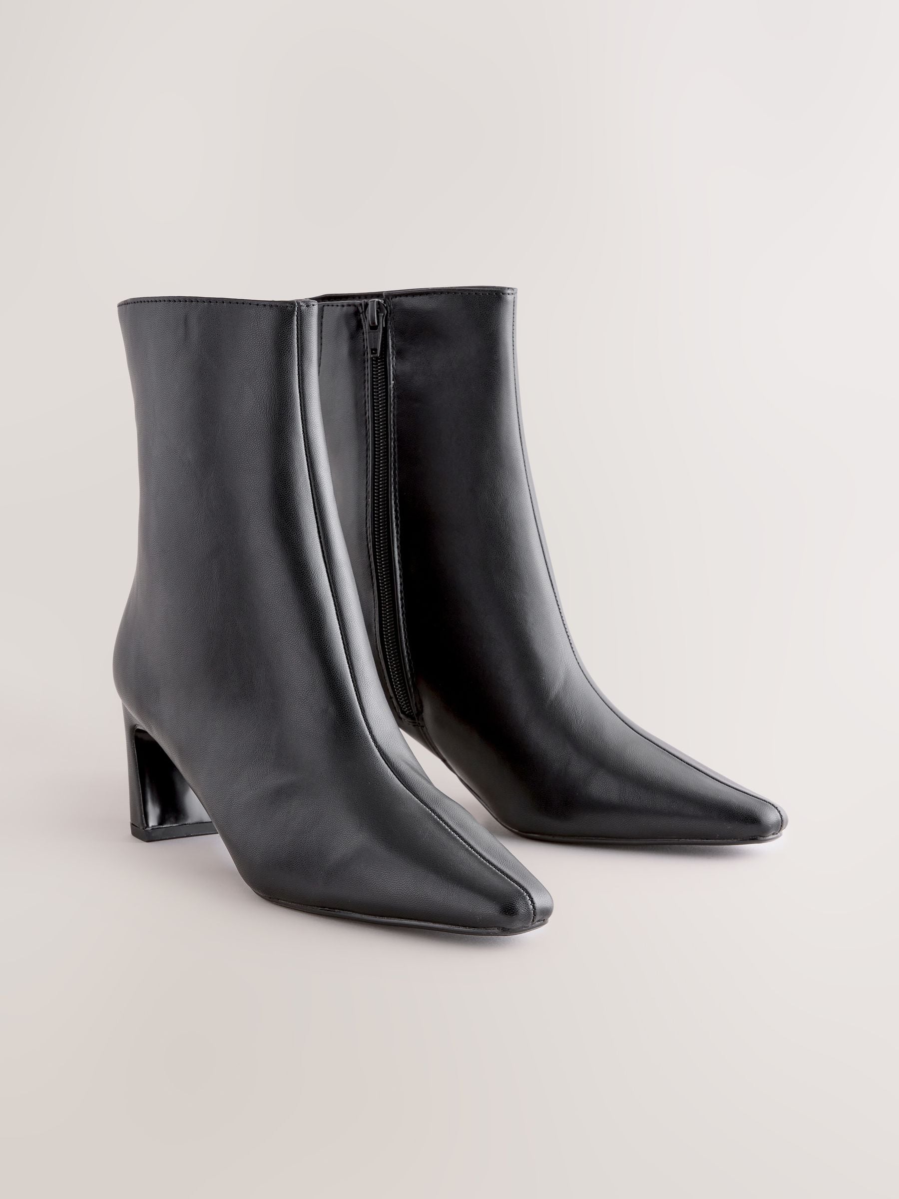 Zwart - Forever Comfort® enkellaarsjes met hak en spitse neus
