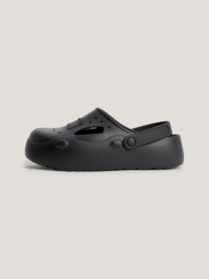 Chinelo com forro em tons quentes e emblema tonal