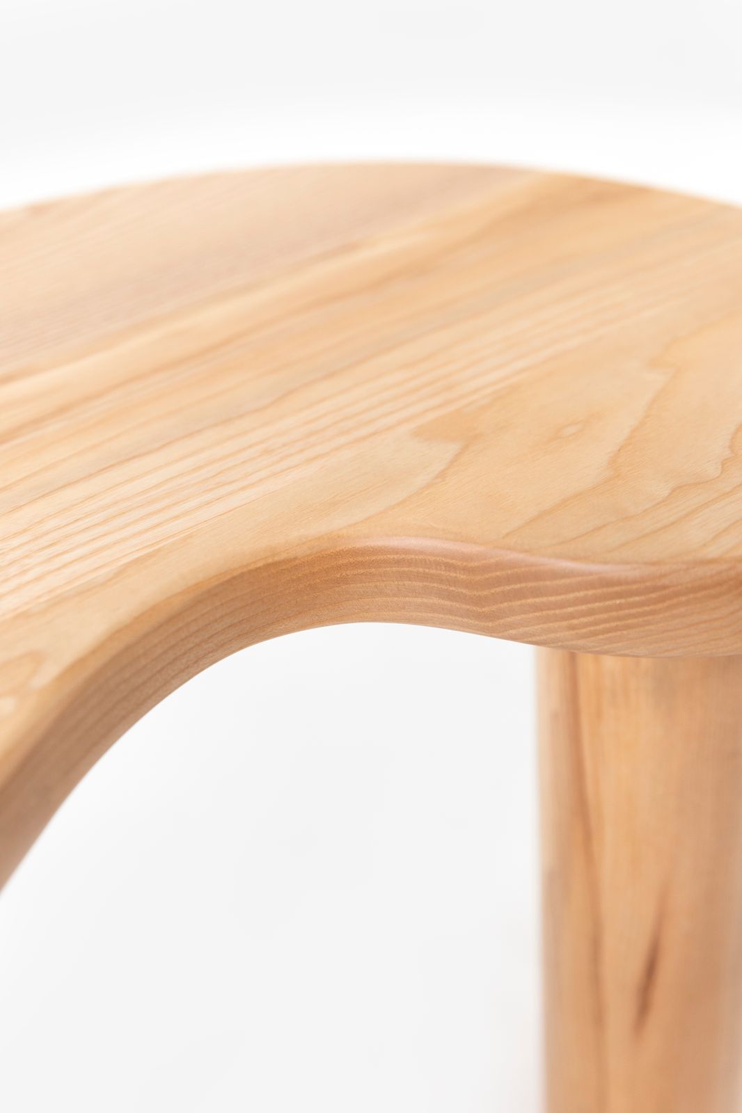 Houten bijzettafel in organische vorm hoog