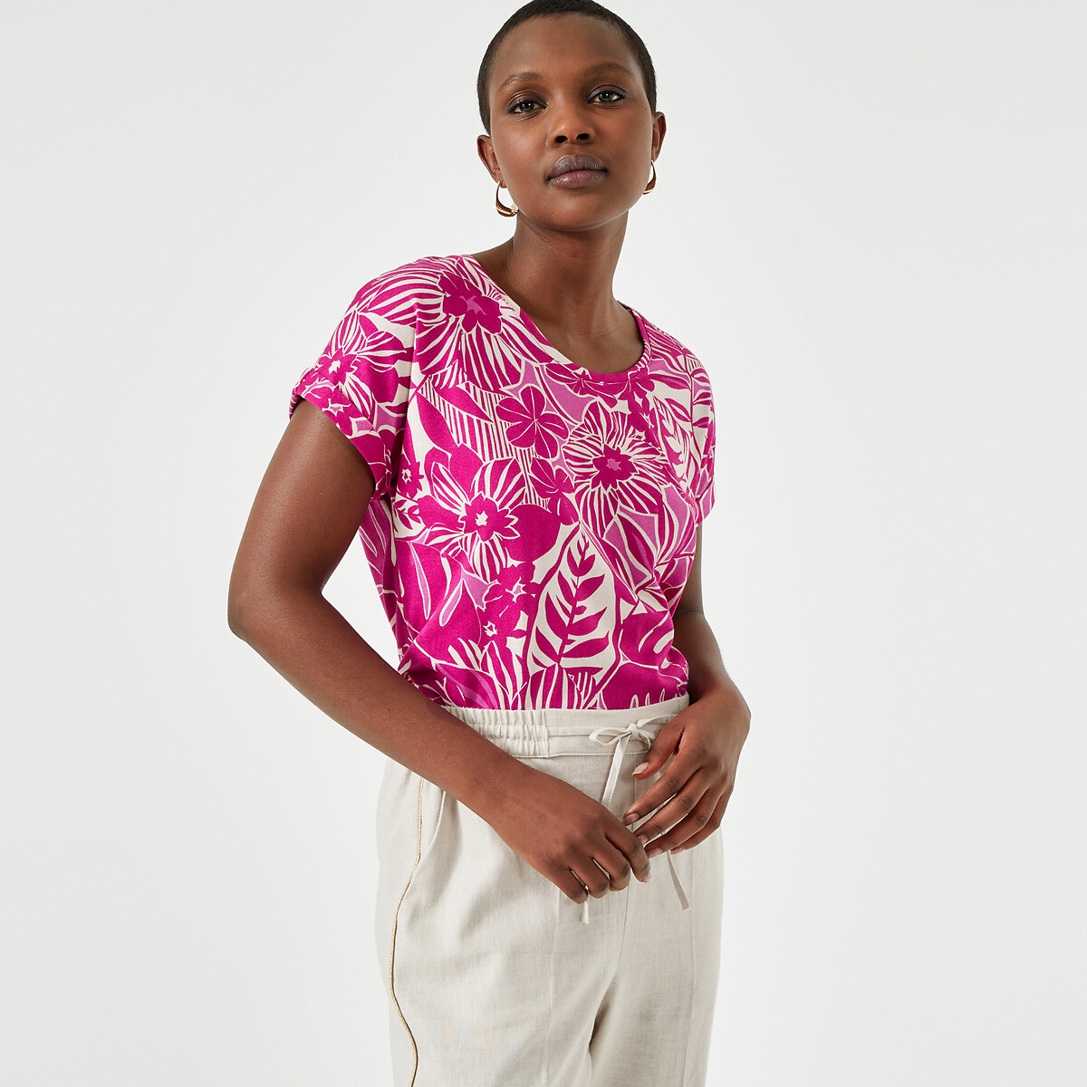ANNE WEYBURN<br>Camiseta com estampa floral, gola redonda e mangas curtas