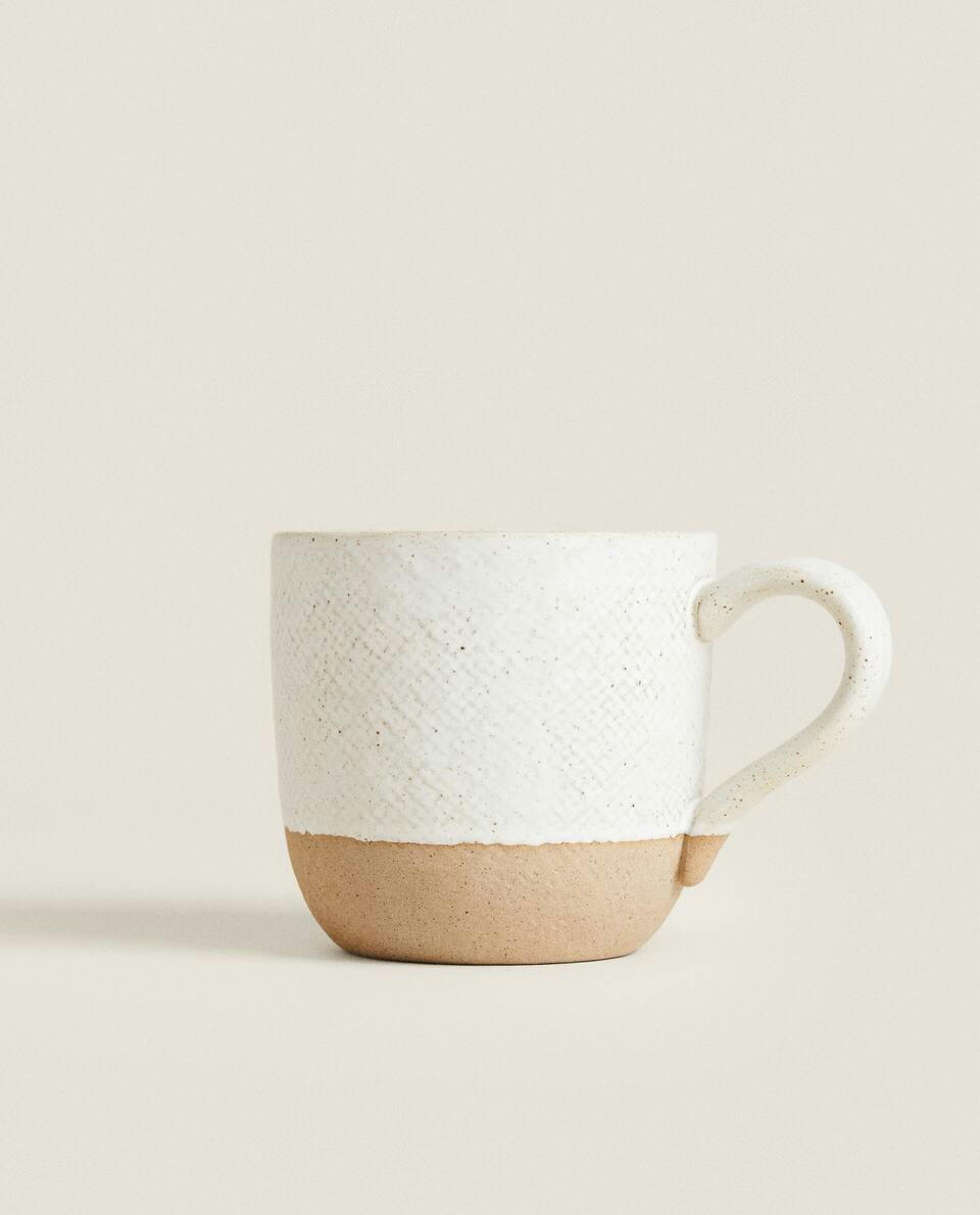 CANECA COM DESIGN EM RELEVO