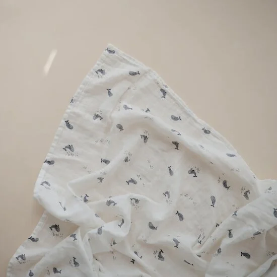 Maxi lange mousseline en coton bio   Whales        de               mushie