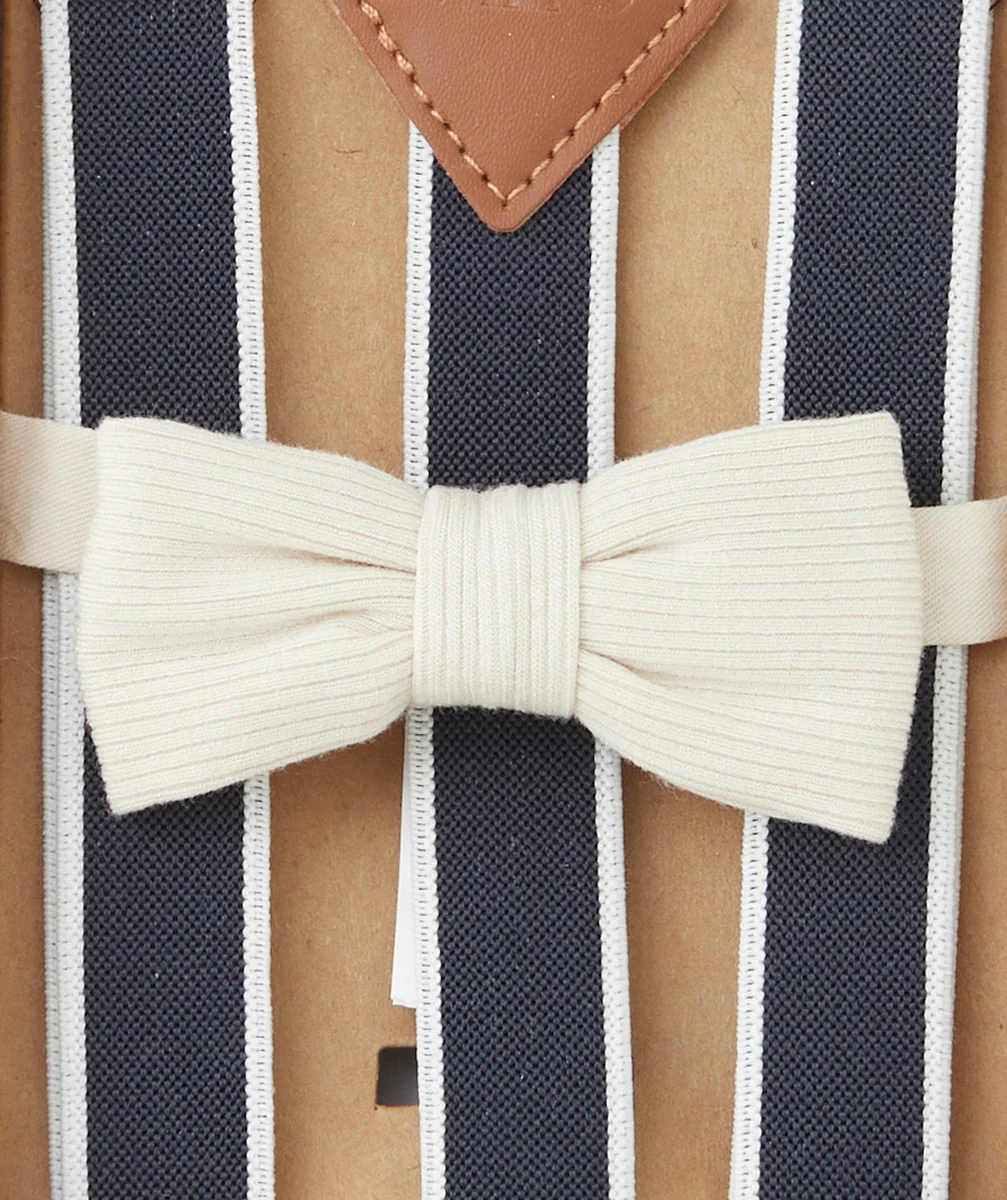 SET GARÇON AVEC BRETELLES ÉLASTIQUÉES BLEUES ET NOEUD PAPILLON BEIGE