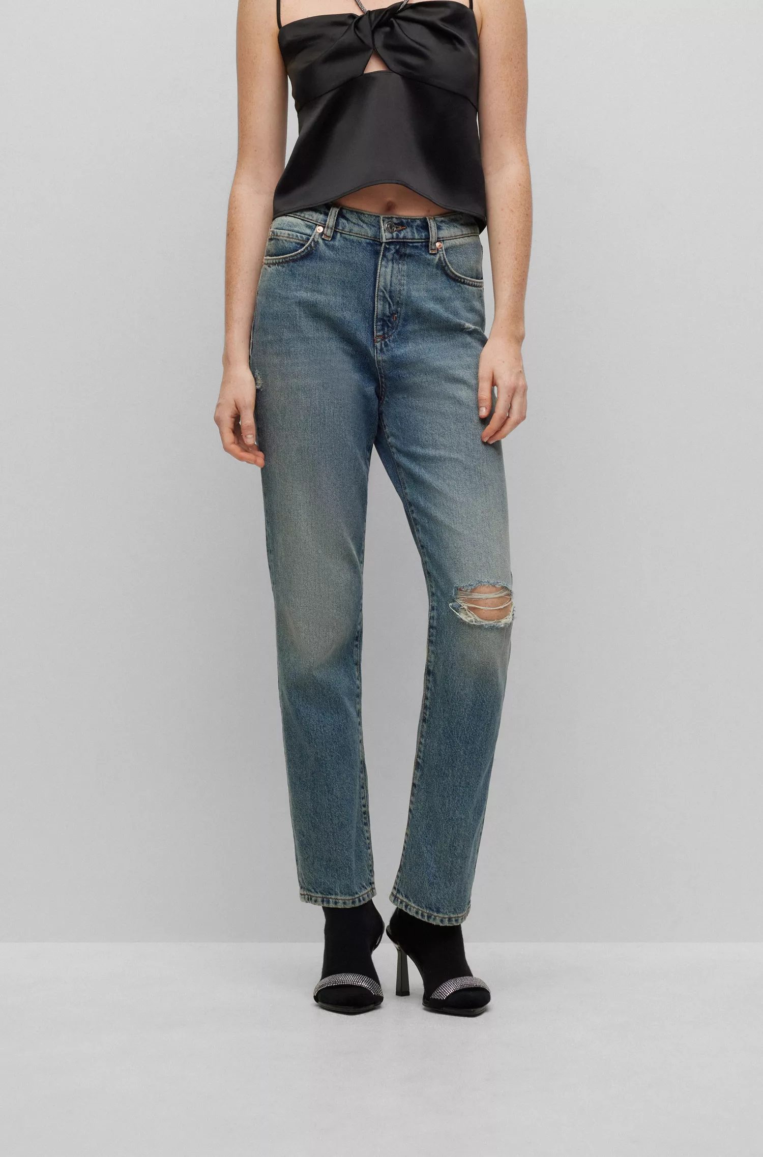 Calça jeans HUGO vermelha, modelagem relaxada, em denim azul-marinho.