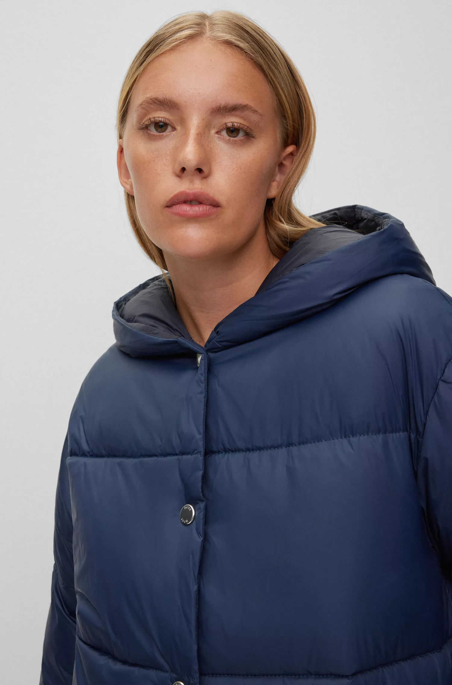 Jaqueta puffer BOSS laranja, modelagem oversized e acabamento repelente à água.
