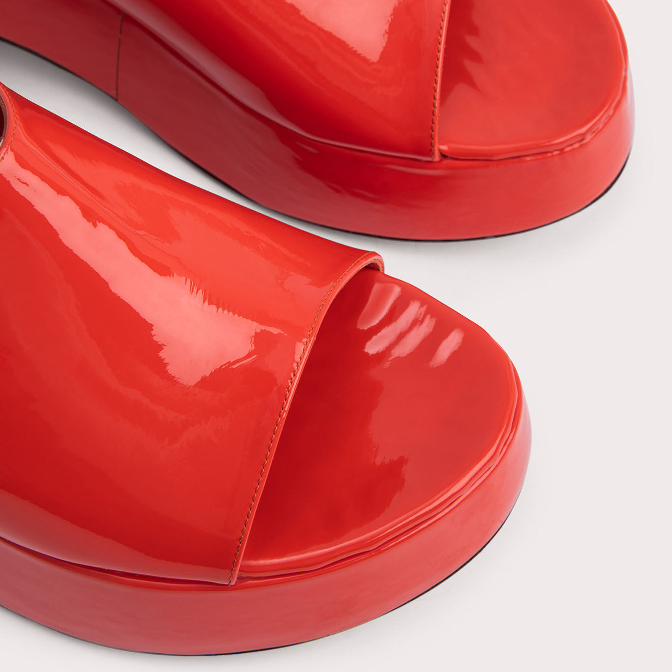 By Far Mules en Cuir verni Leroy rouges - Talon 8 cm