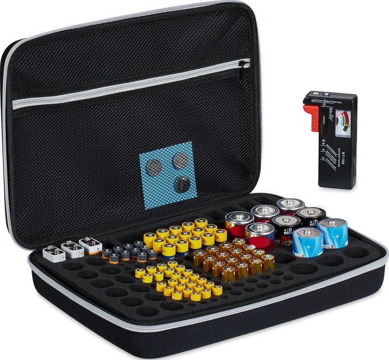 Relaxdays batterij organizer met batterijtester - voor AA AAA C D en 9V-batterijen - bewaardoos 134 batterijen - zwart