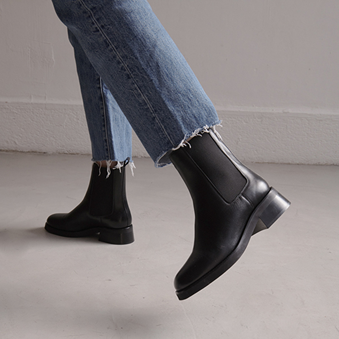 Boots à bouts ronds et élastiques  en cuir noir