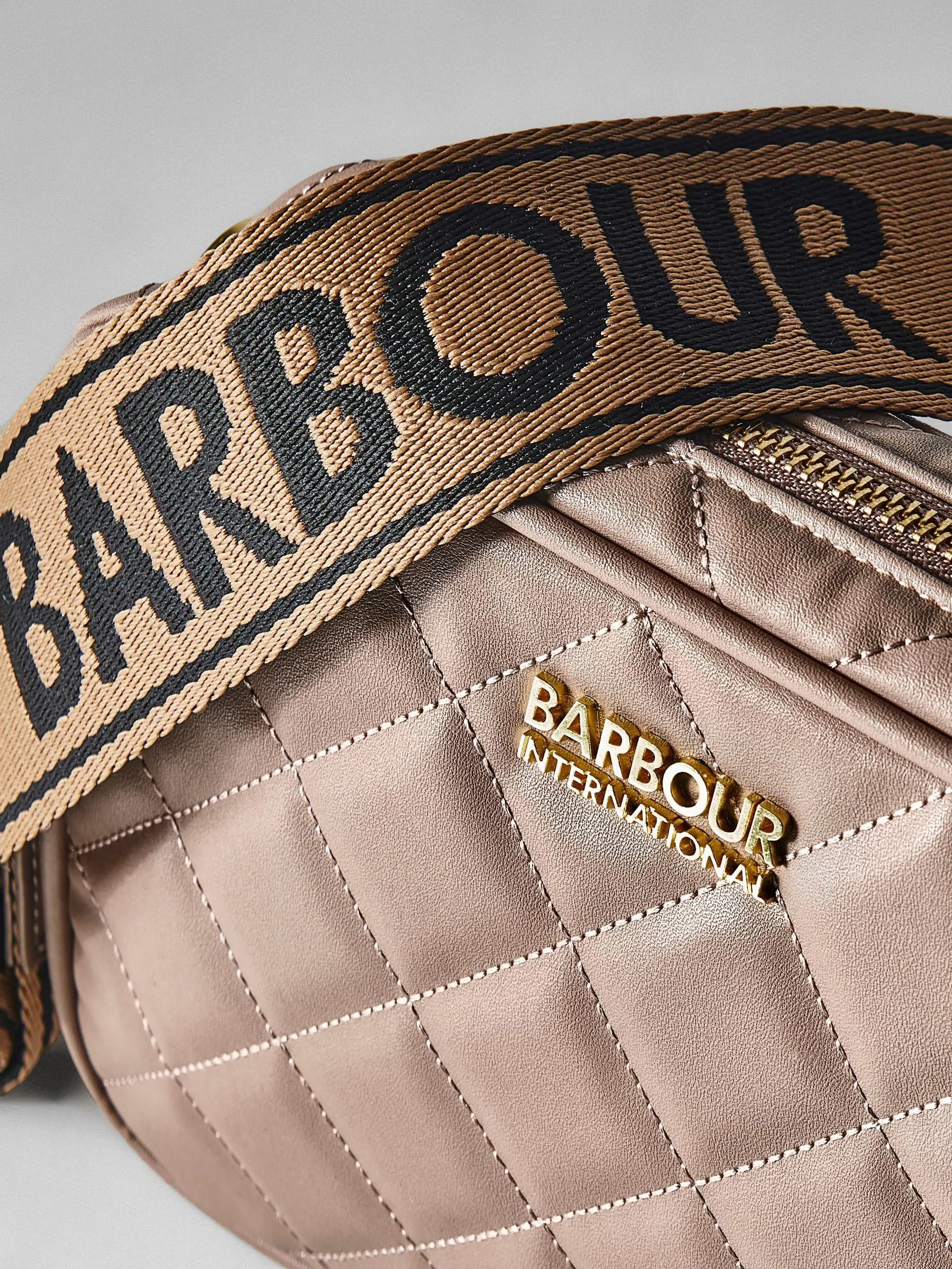 Licht beige - Barbour® International gewatteerde Sloane crossbodytas