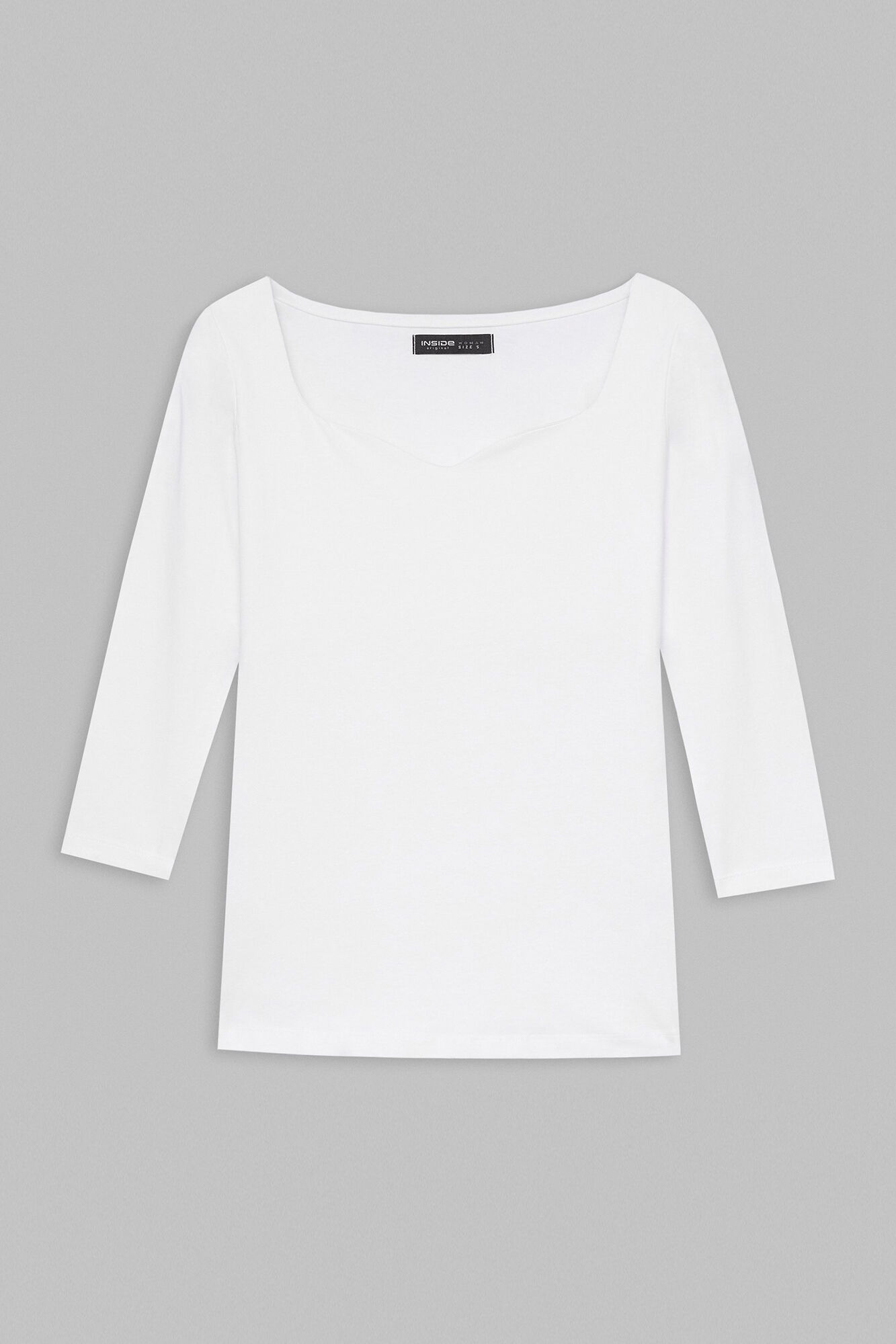 Camiseta com decote em forma de coração