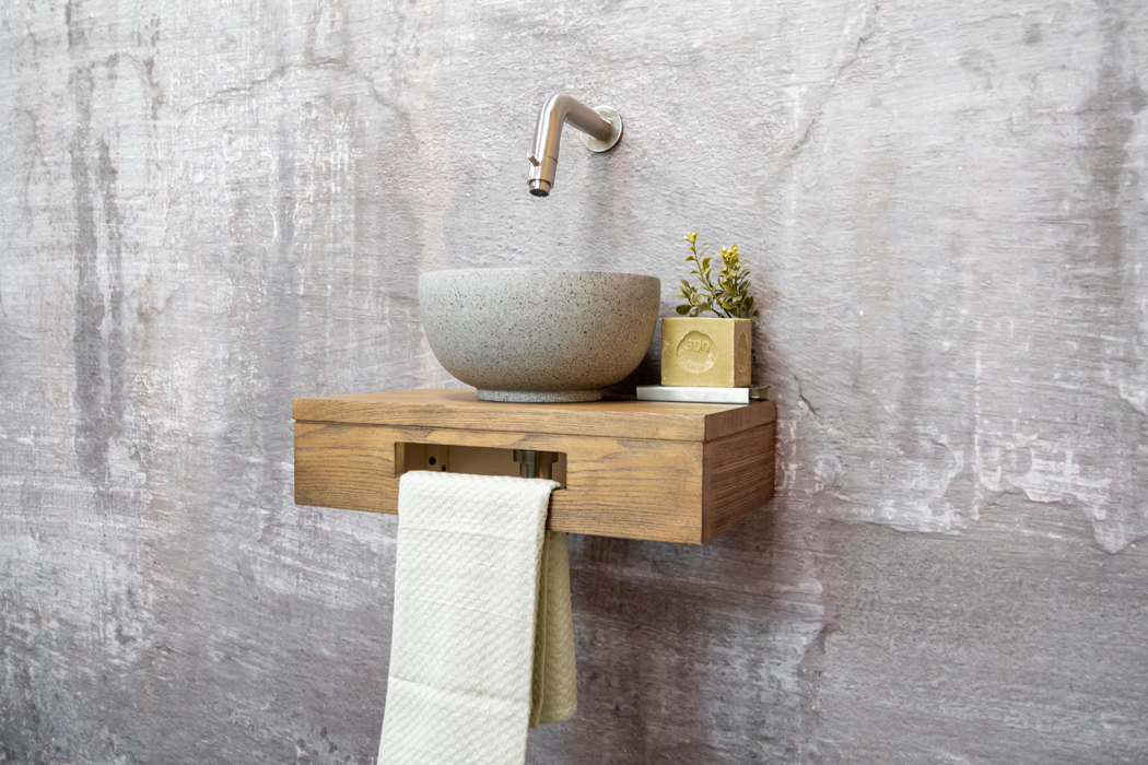 Saniclear Seba fonteinset met bruin eiken plank, grijze terrazzo waskom en RVS kraan voor in het toilet
