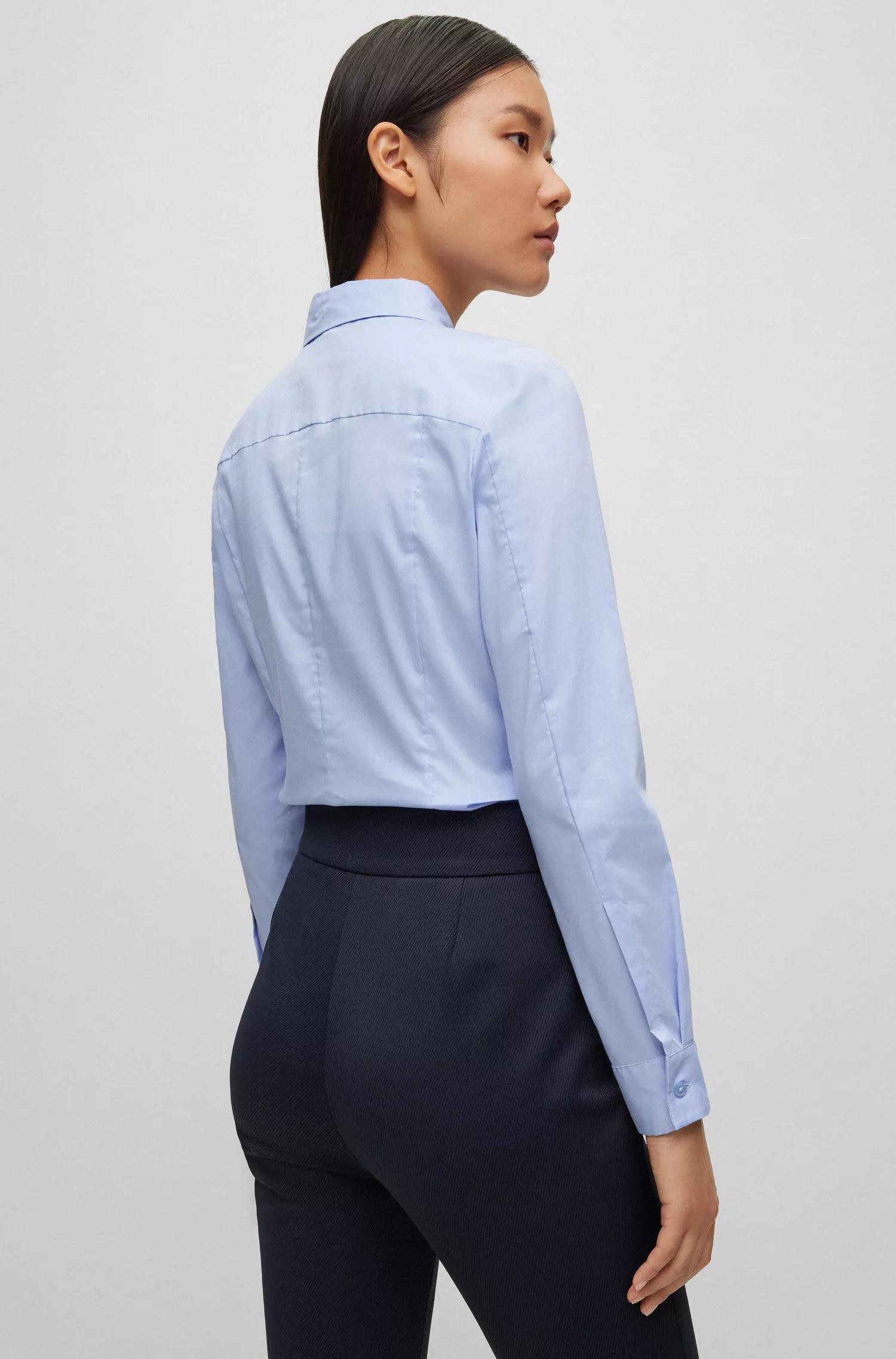 Blusa BOSS preta de corte justo em mistura de algodão.