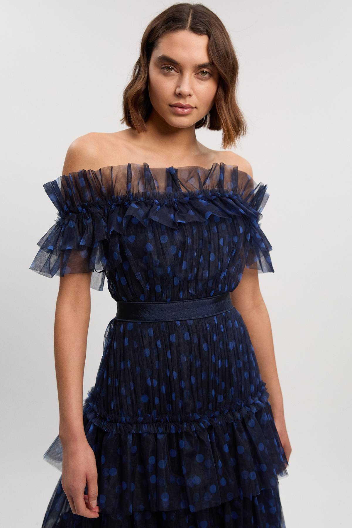 KarenMillen Robe Maxi à Épaules Dénudées en Tulle Superposé à Pois