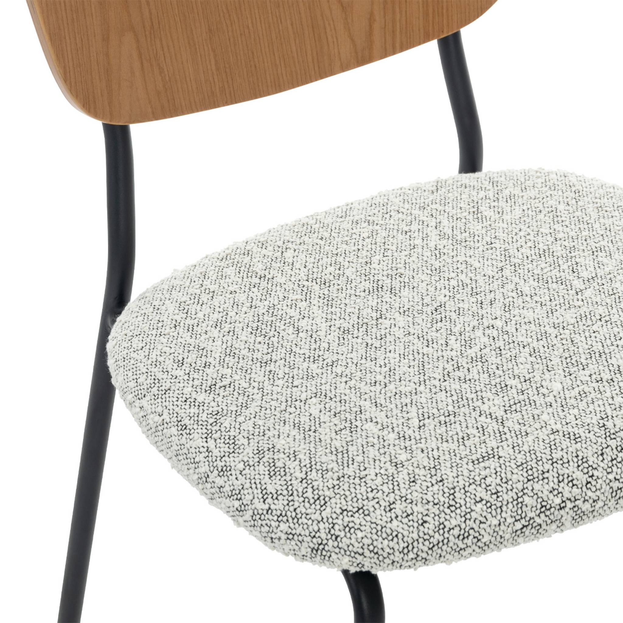 Lot de 2 chaises assise bouclette texturée blanche. Dossier bois de peuplier courbé. Pieds en métal noir mat