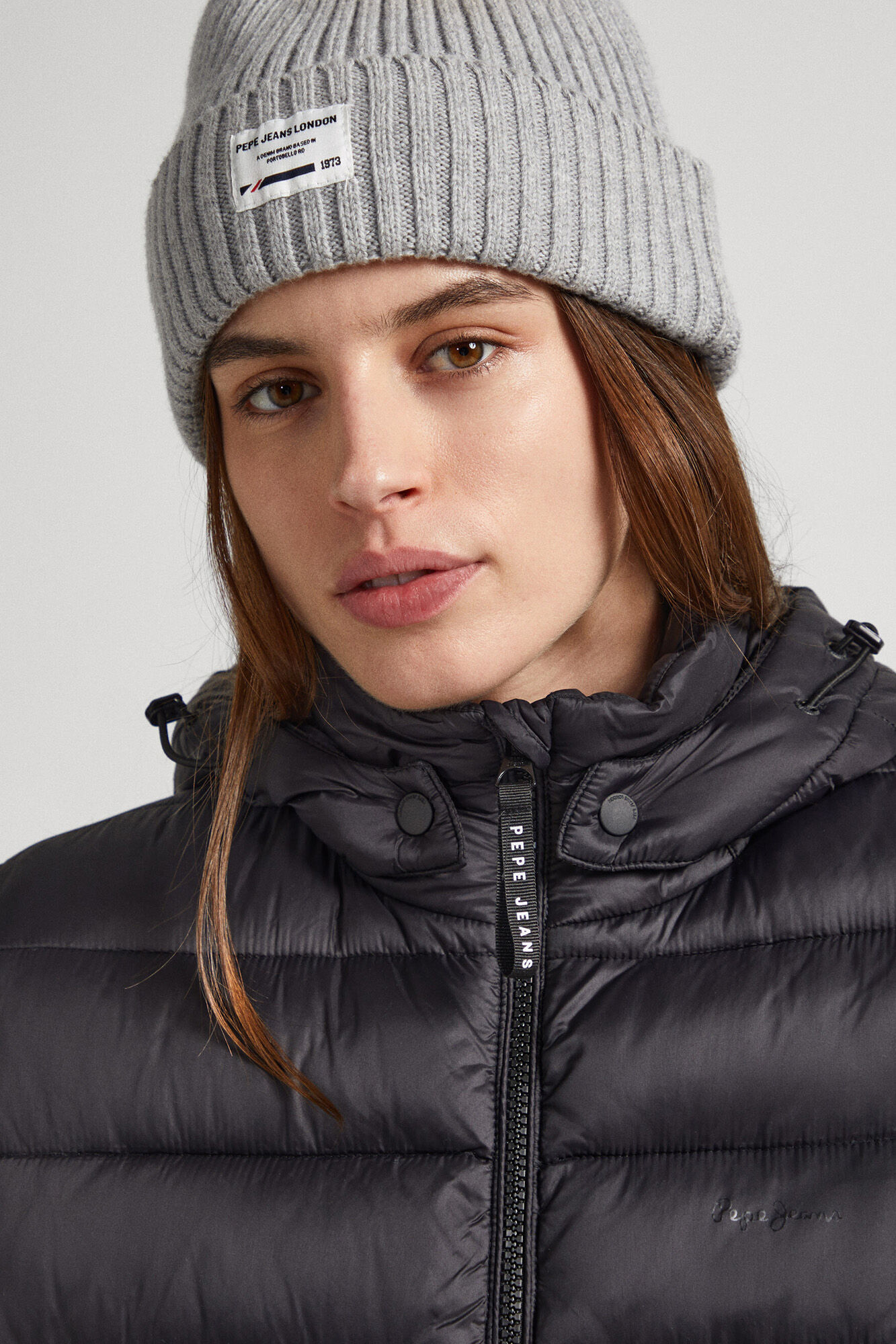 Jaqueta de nylon acolchoada com plumas