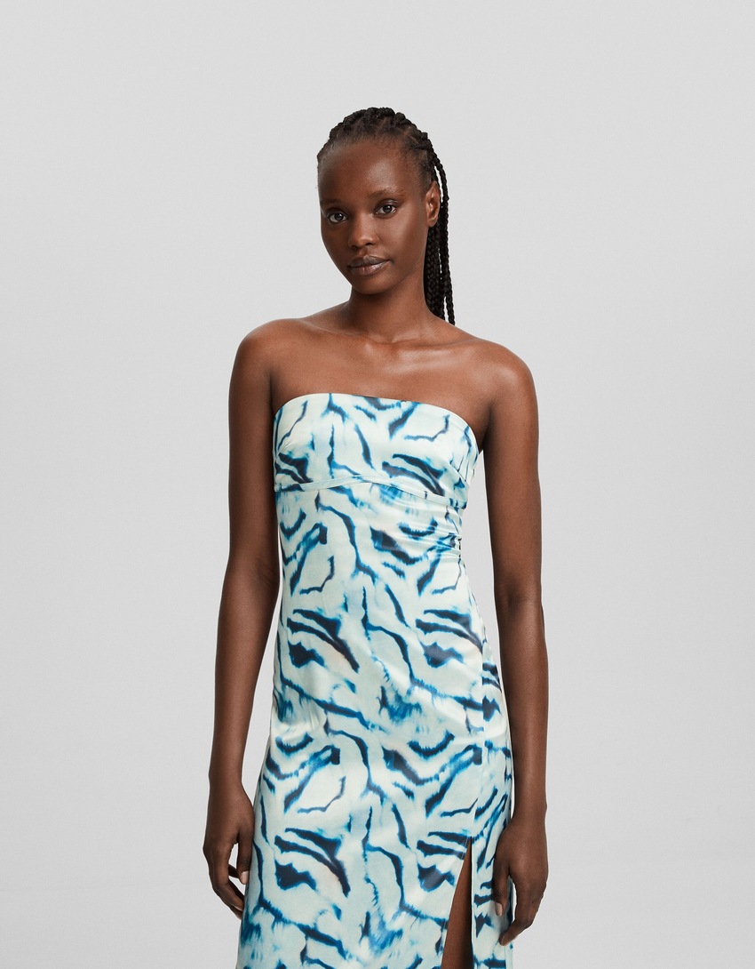 Vestido midi tomara que caia de cetim com amarração nas costas.
