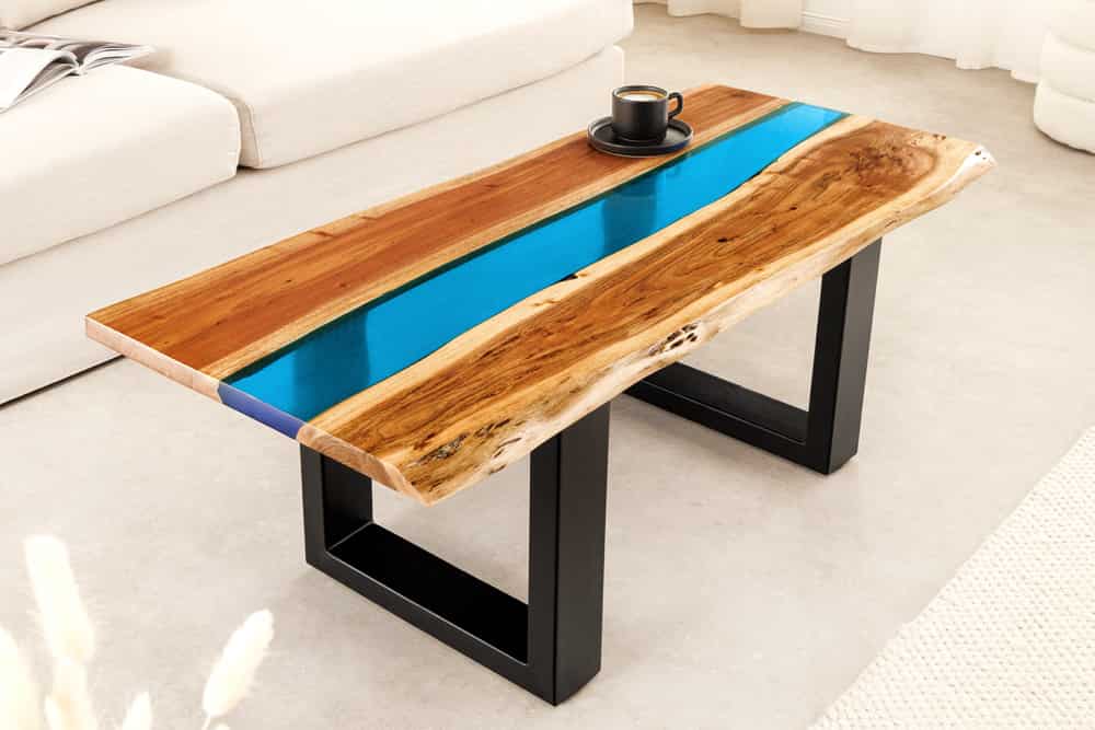 Massiver Couchtisch LIQUID 110cm braun Akazienholz Baumkante schwarz Eisen blau