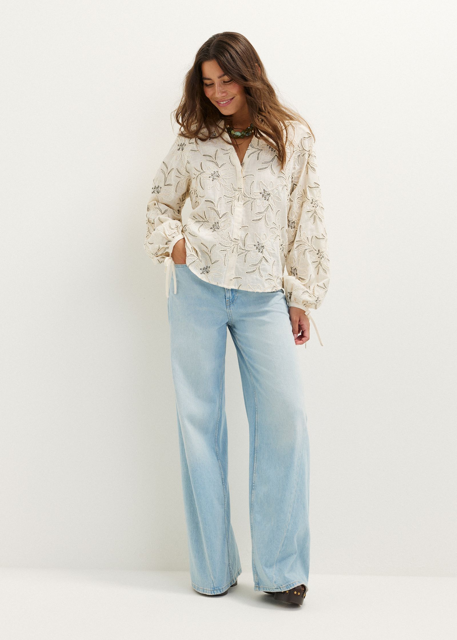Blouse met geborduurde bloemen
