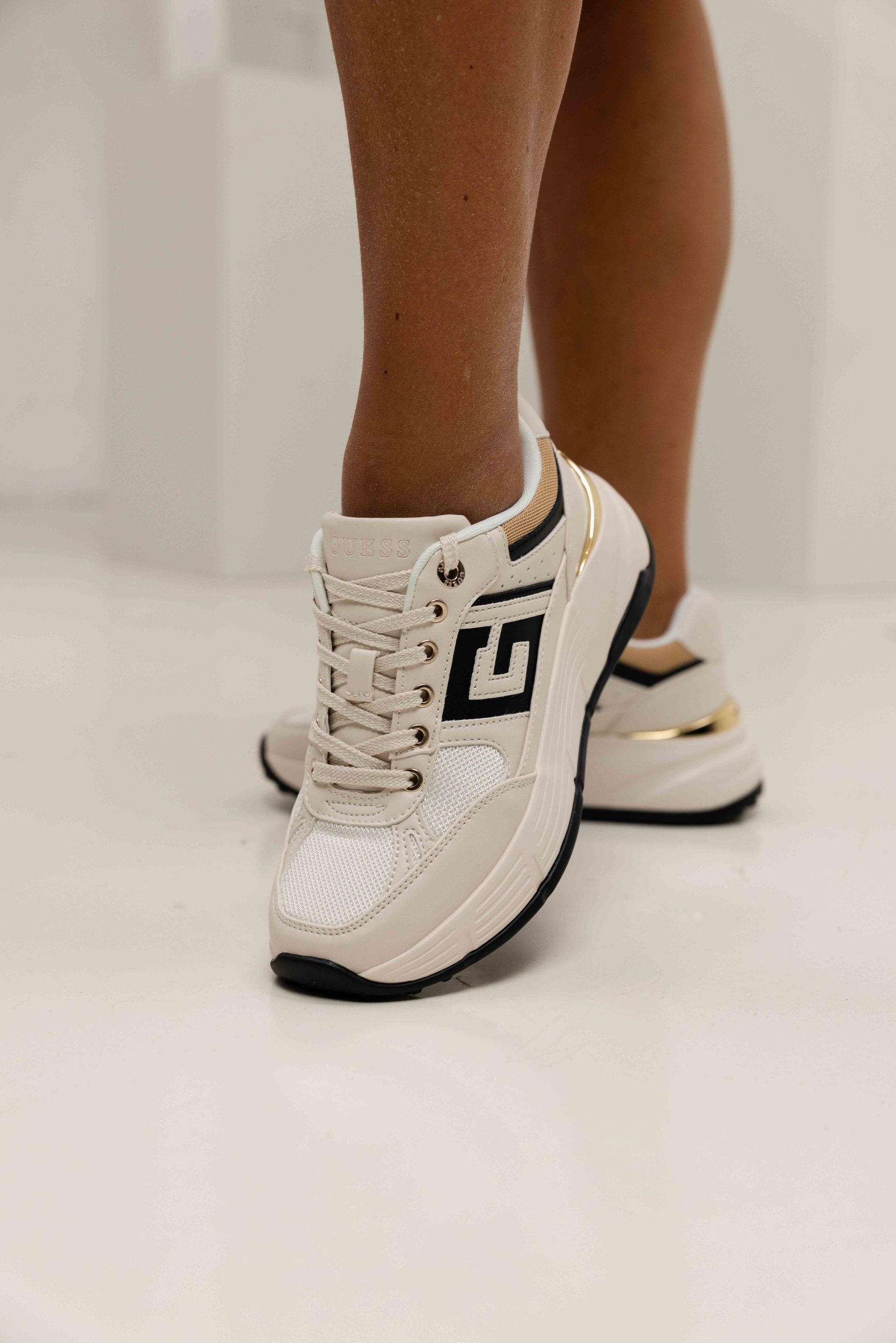 Guess Fonzy Sneakers Dames Beige