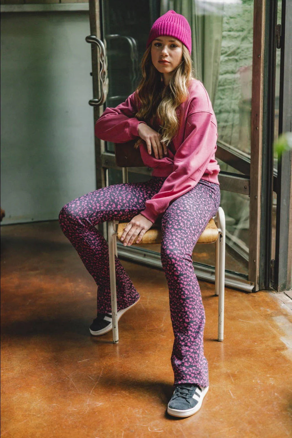 LOOXS flared broek met all over print roze/zwart