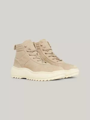 Botas de cano médio com travas em camurça e textura mista