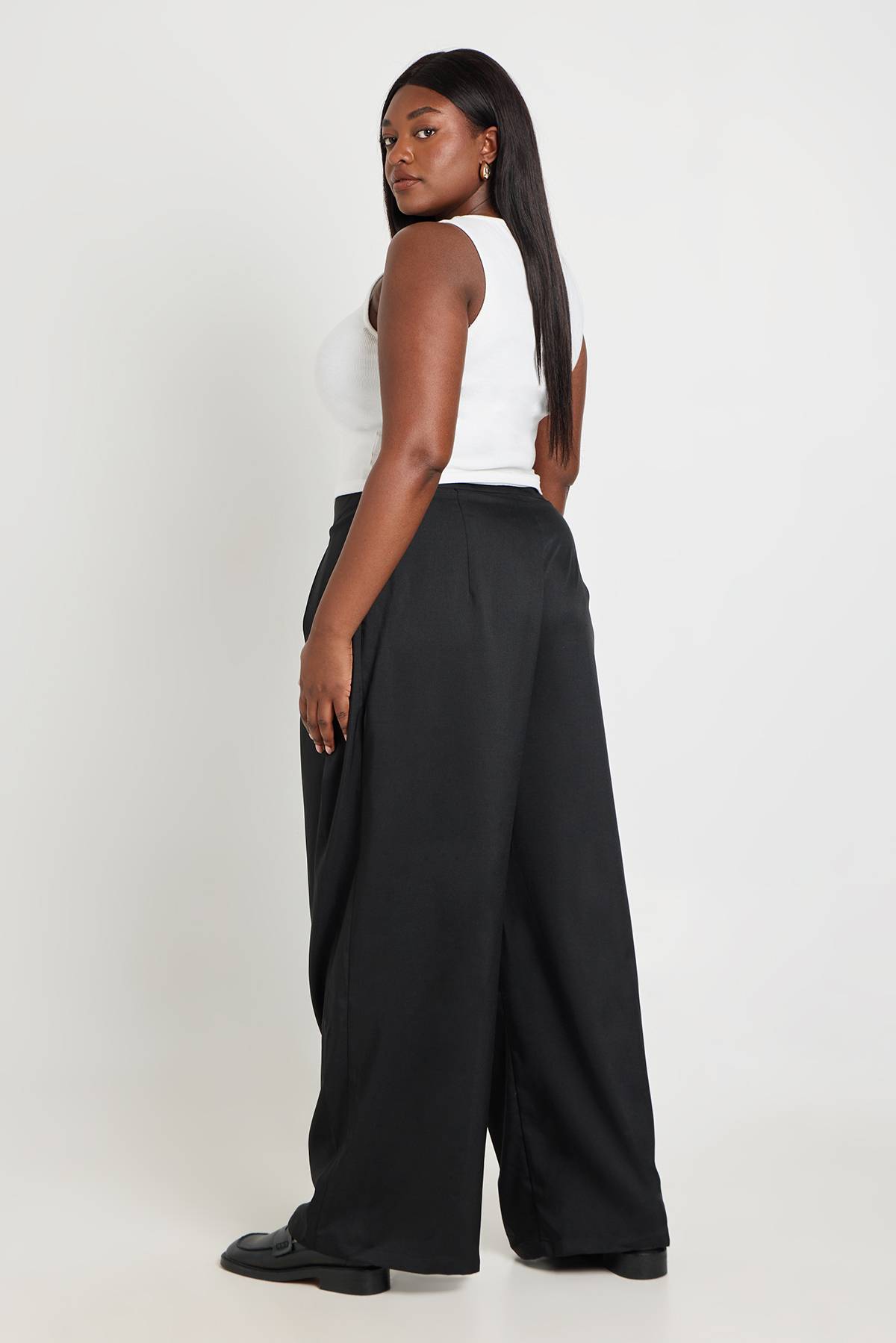 boohoo Pantalon Grande Taille À Jambes Tonneau Et Plis