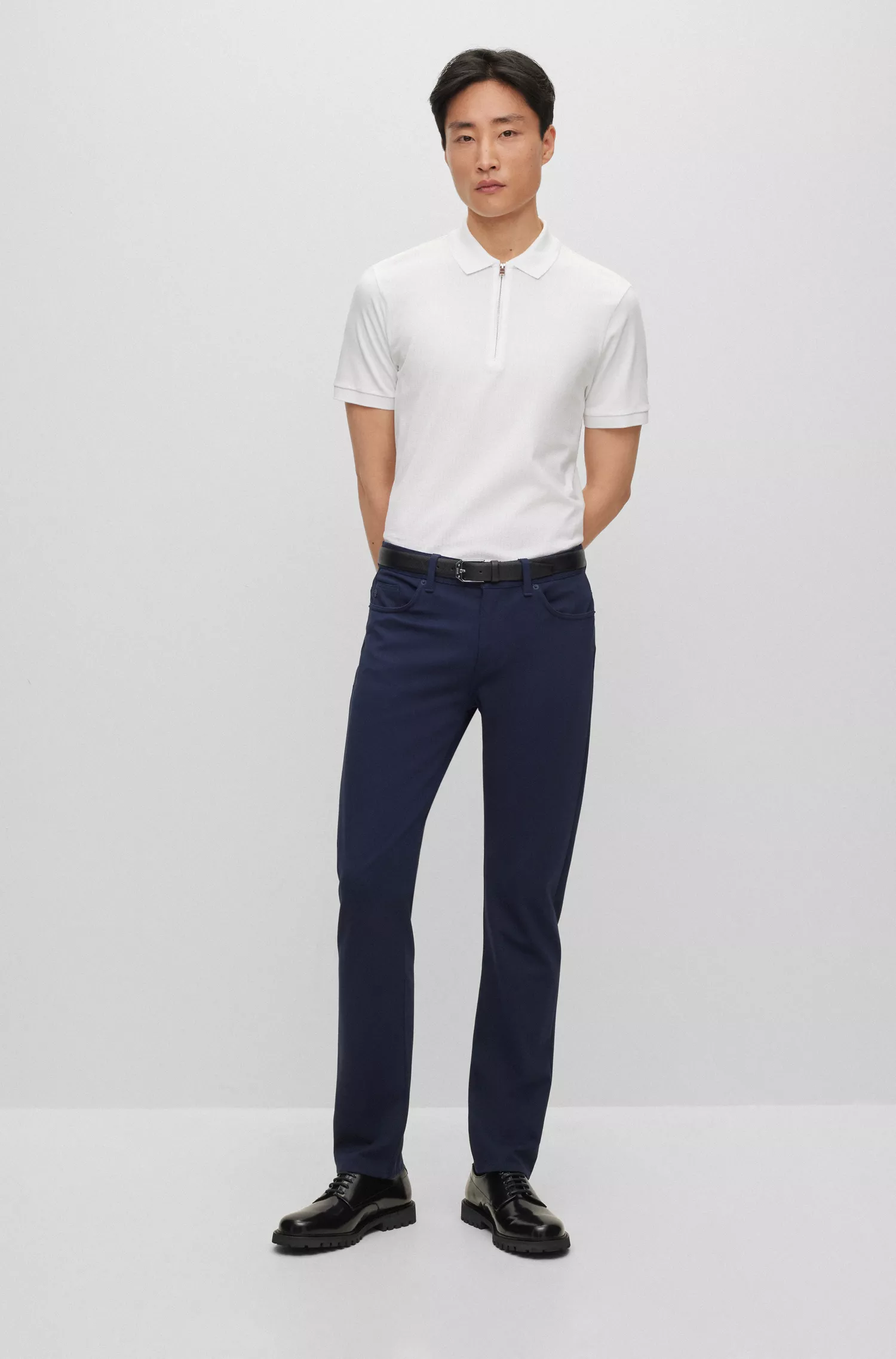 Calça jeans BOSS preta, corte slim, em malha elástica antirrugas.