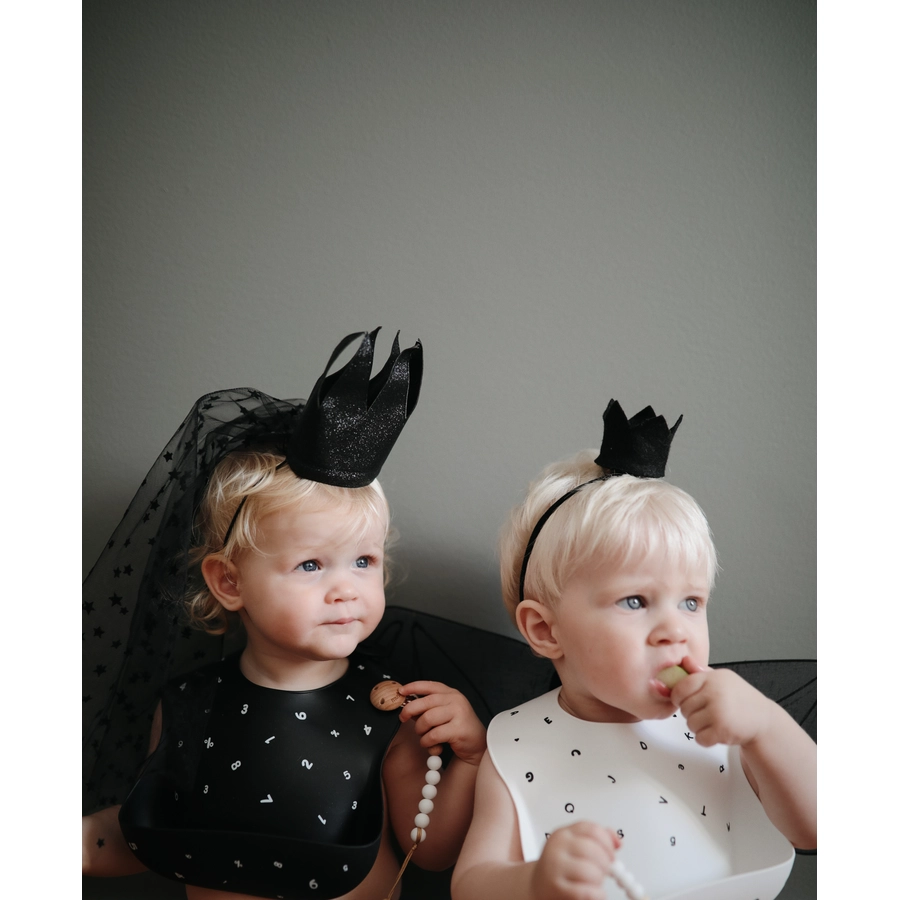 mushie Silikonlätzchen Black Numbers