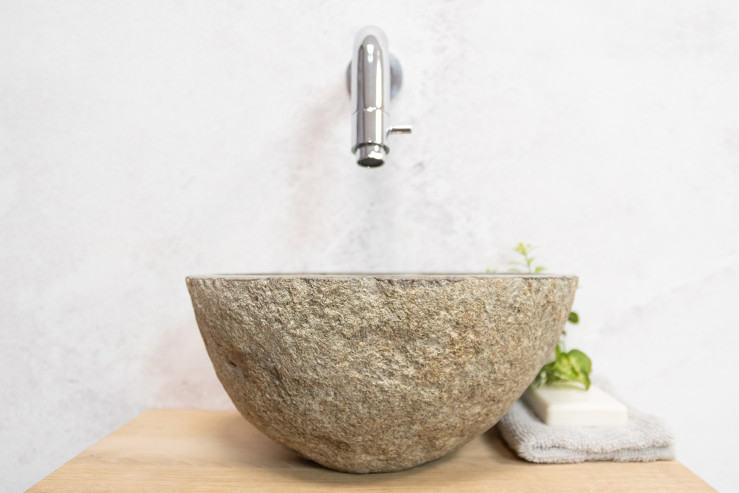 Saniclear Baru fonteinset met eiken plank, rivierstenen waskom en chromen kraan voor in het toilet