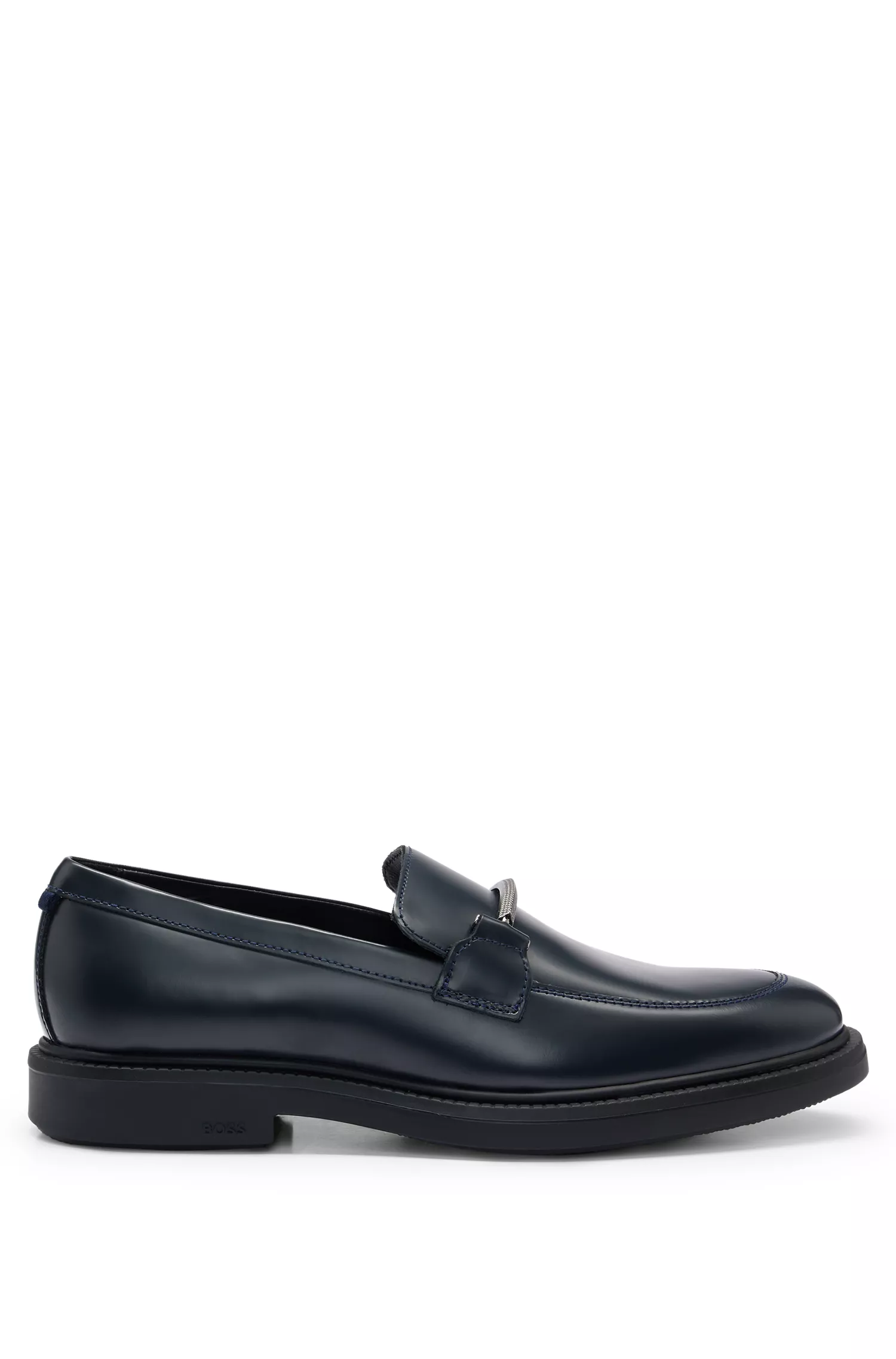 Mocassins BOSS com acabamento Black-Bit em couro escovado.