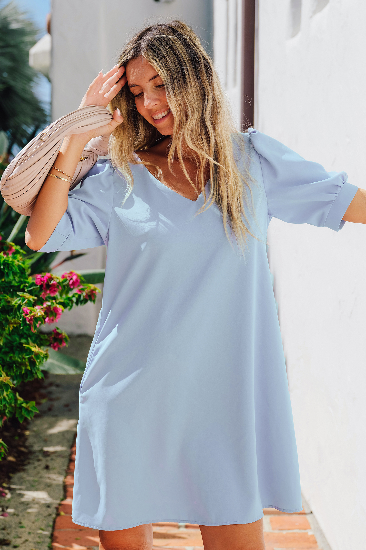 Robe mini à col en V et manches bouffantes bleu tendre