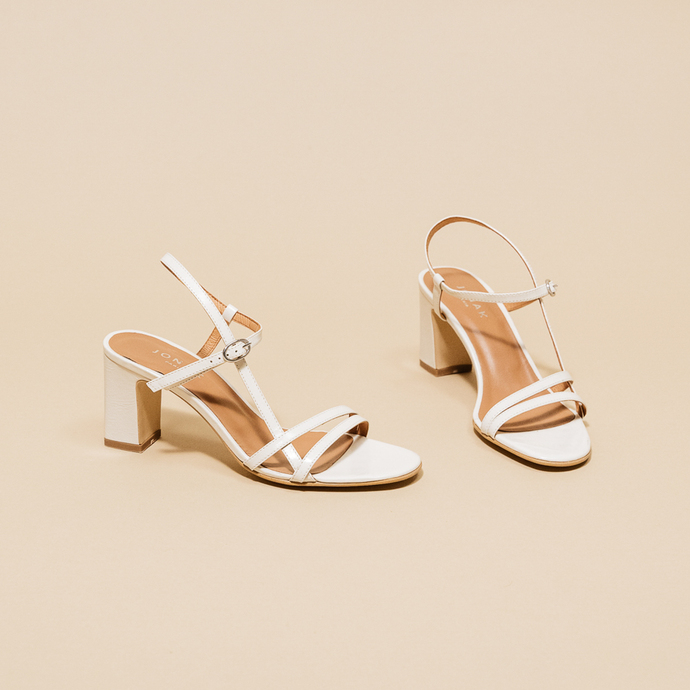Sandales à talons et brides  en cuir brillant ecru