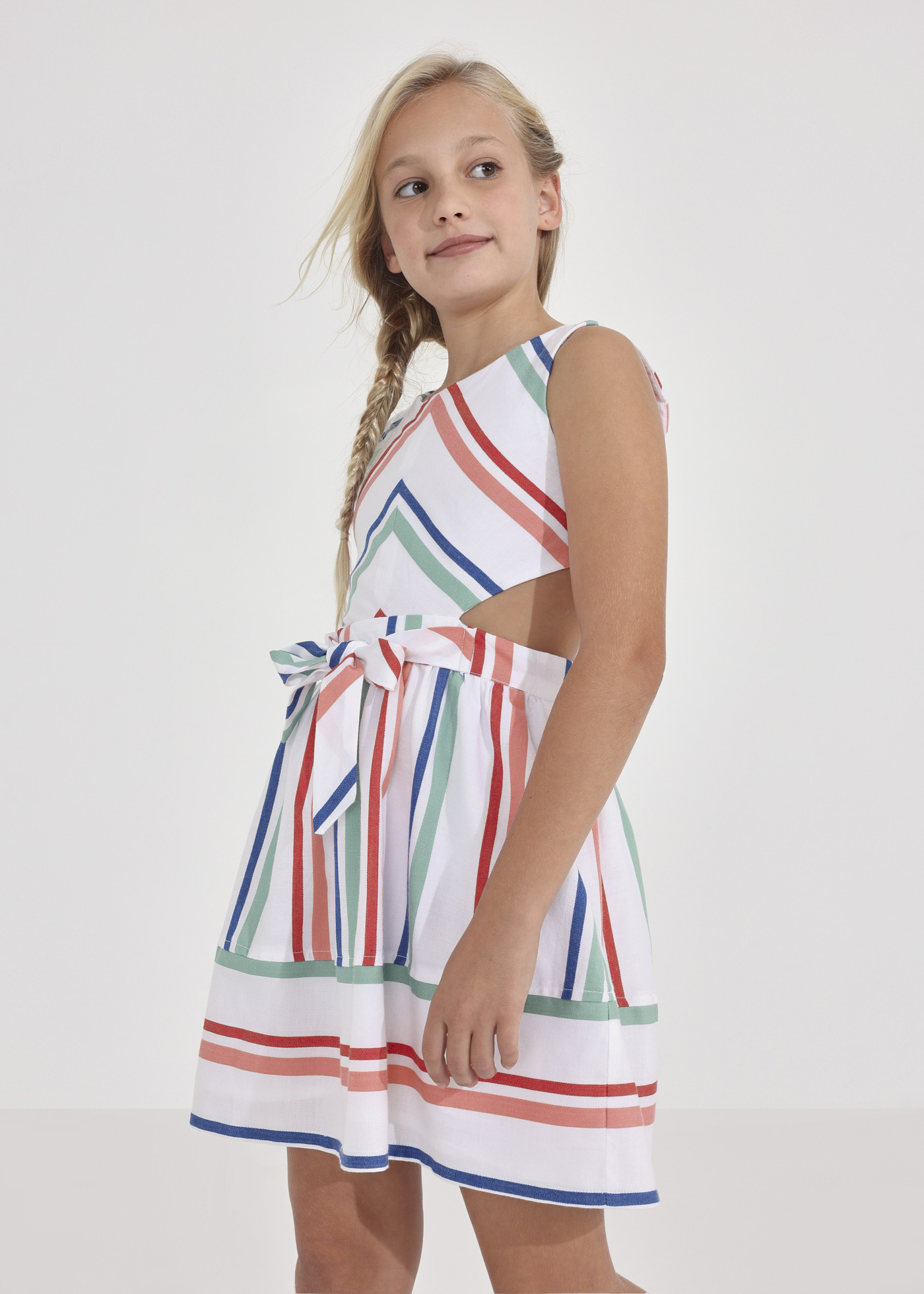 Vestido listrado com detalhe vazado para meninas