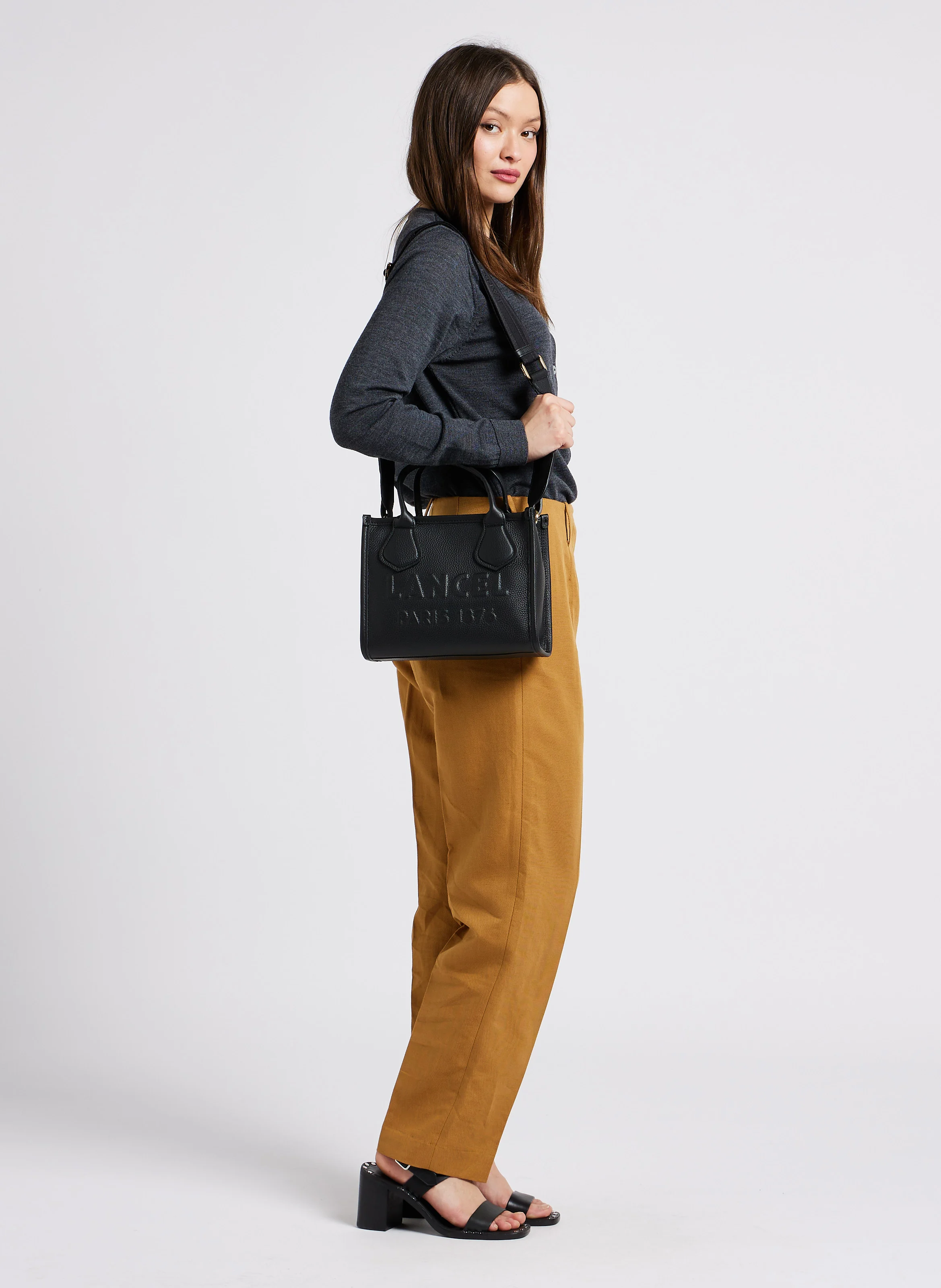 JOUR S - Sac porté main à logo débossé en cuir grainé | Noir
