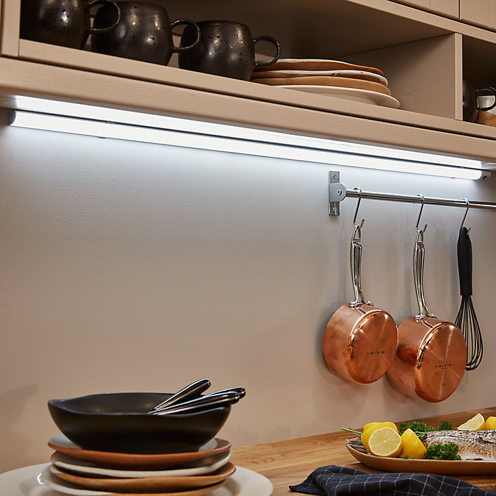 Réglette corner à détection LED Diall Noona argent 11,5W 90 cm IP20