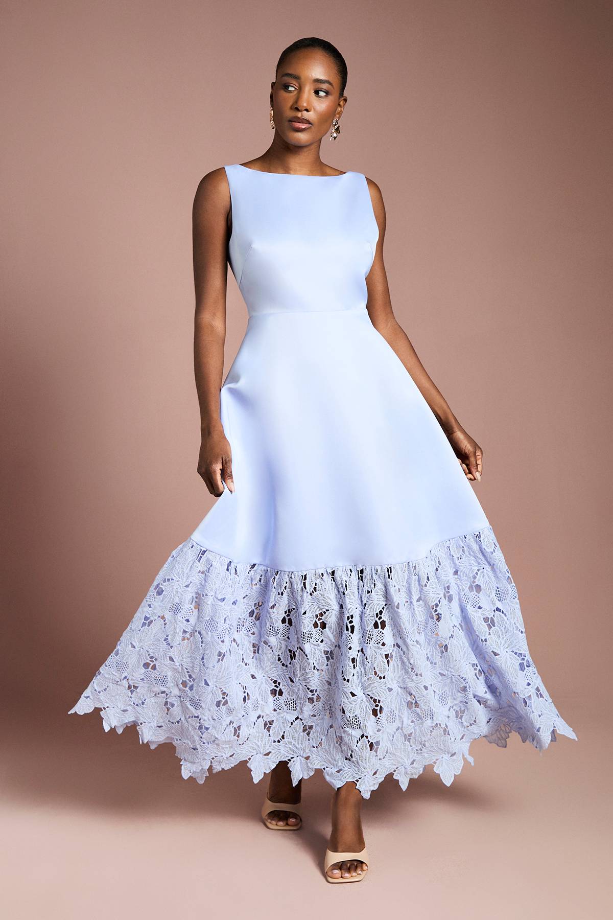 Coast Robe Longue en Satin Structurée avec Ourlet en Dentelle