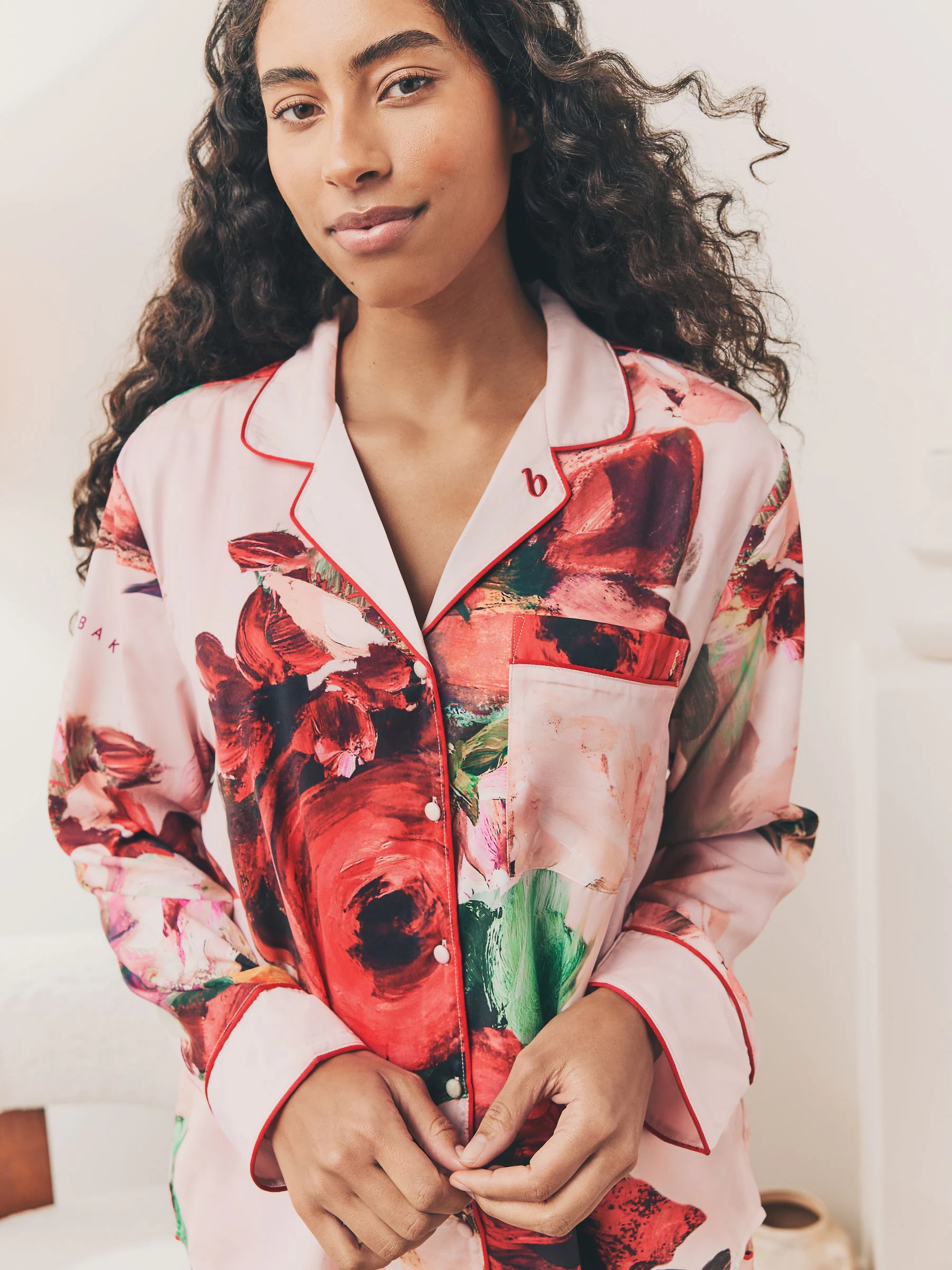 Roze rood gebloemd - B by Ted Baker - Satijnen pyjama met knopen