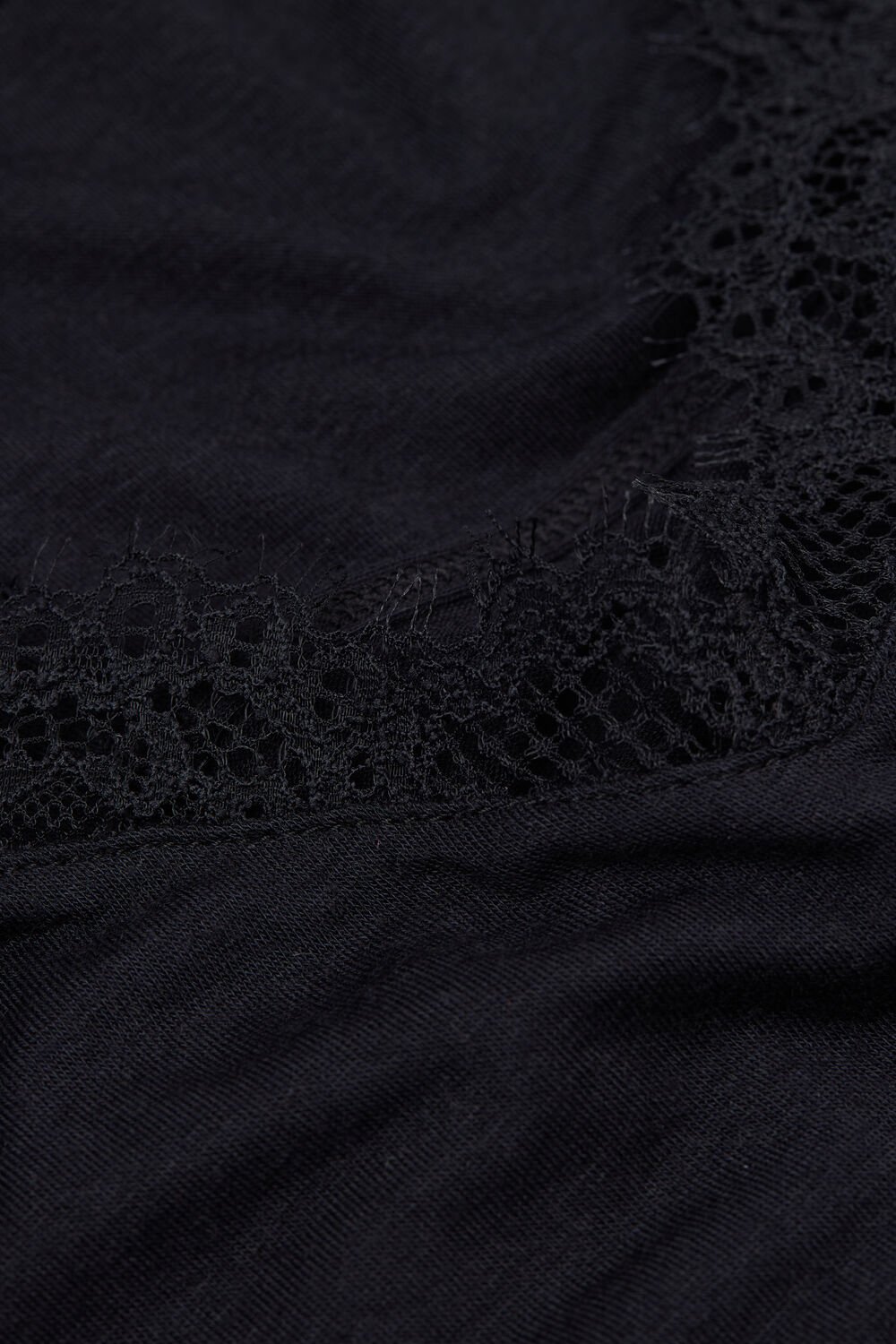 Blusa ultraleve em modal e cashmere com detalhes em renda.