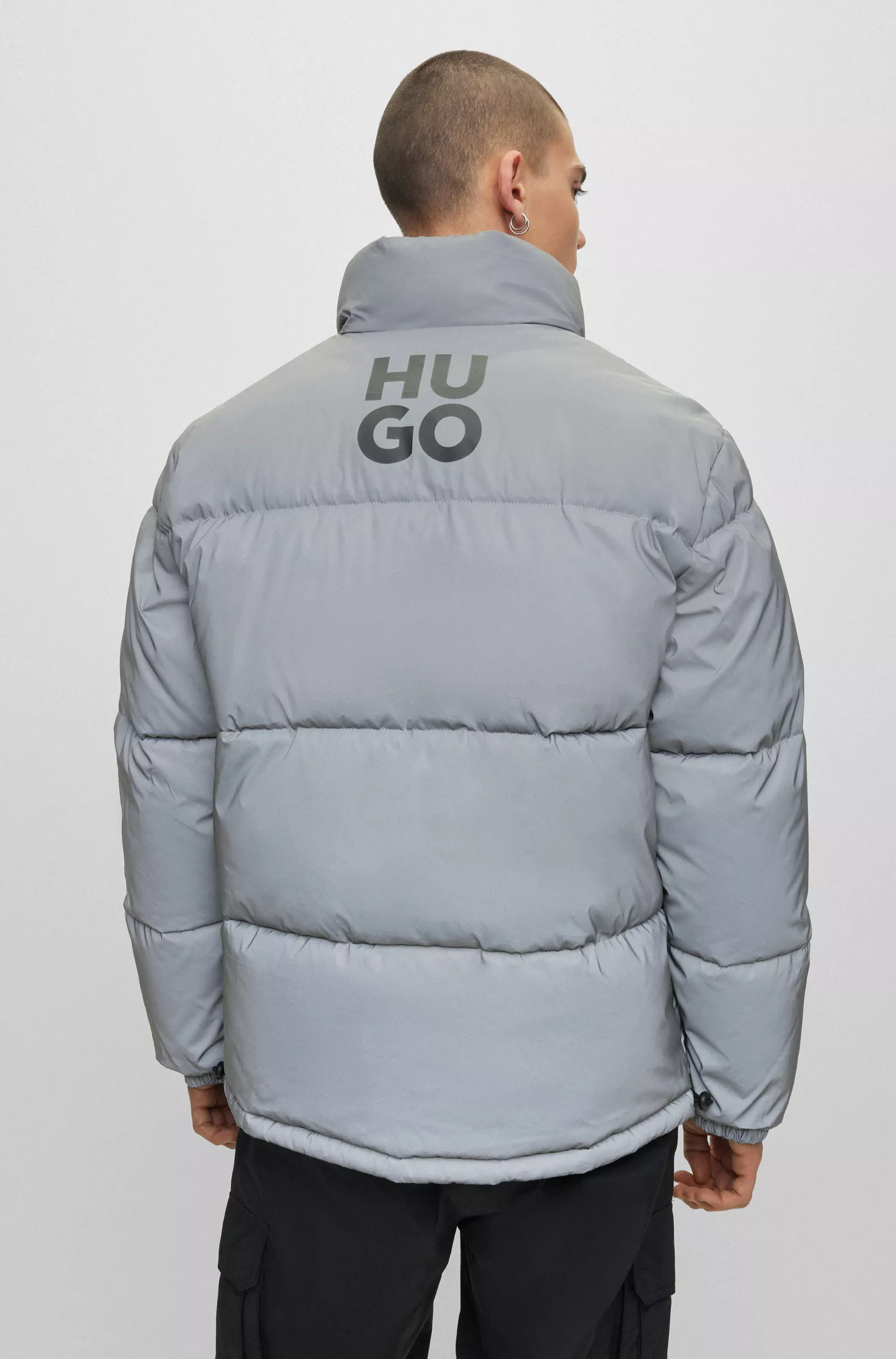 Jaqueta puffer HUGO vermelha, repelente à água, com efeito refletor decorativo.