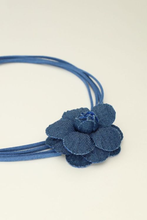 Blauwe koord choker met denim bloem