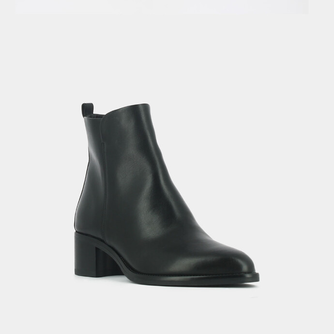 Bottines à talons et bouts pointus  en cuir noir