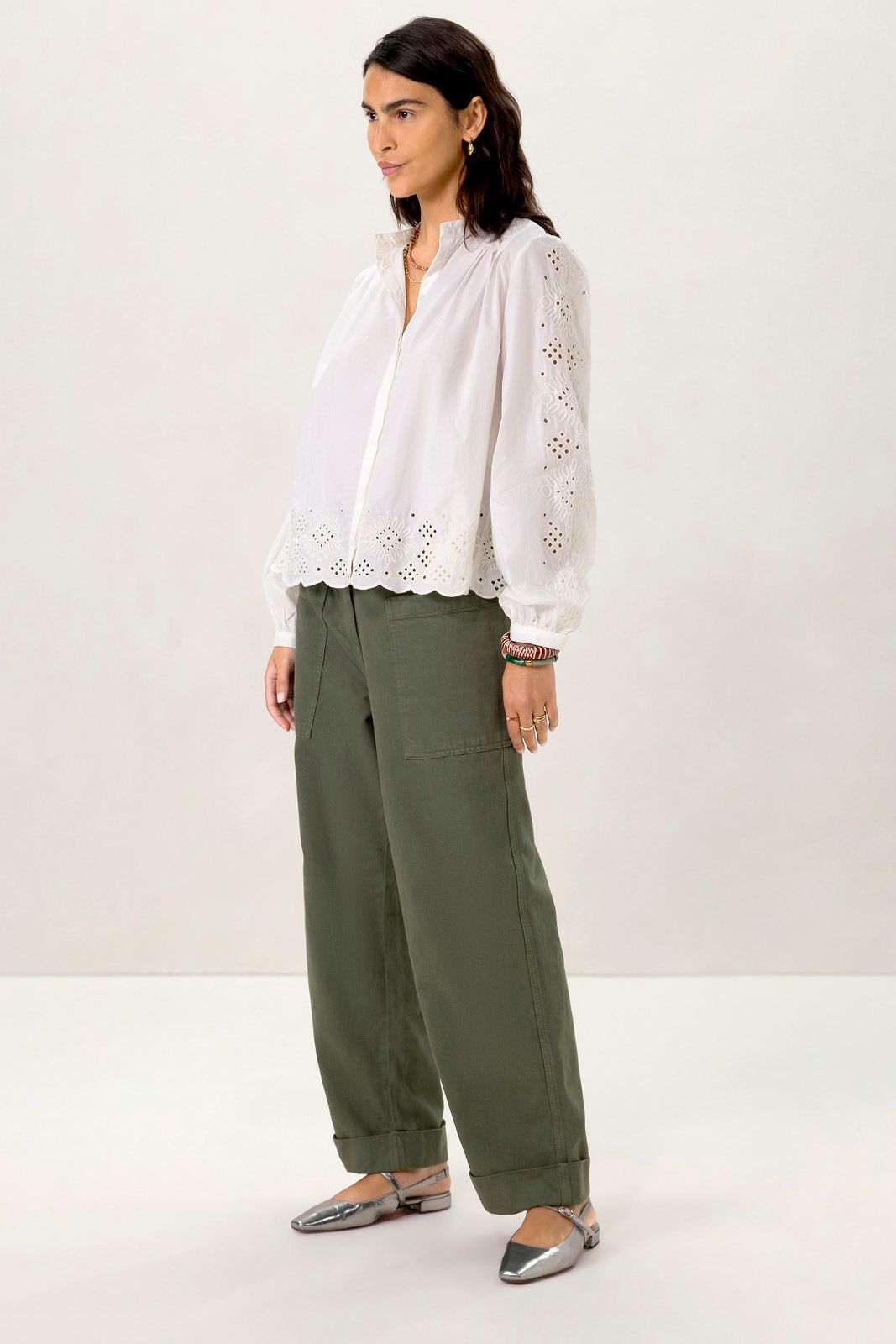 Off white blouse met embroidery details