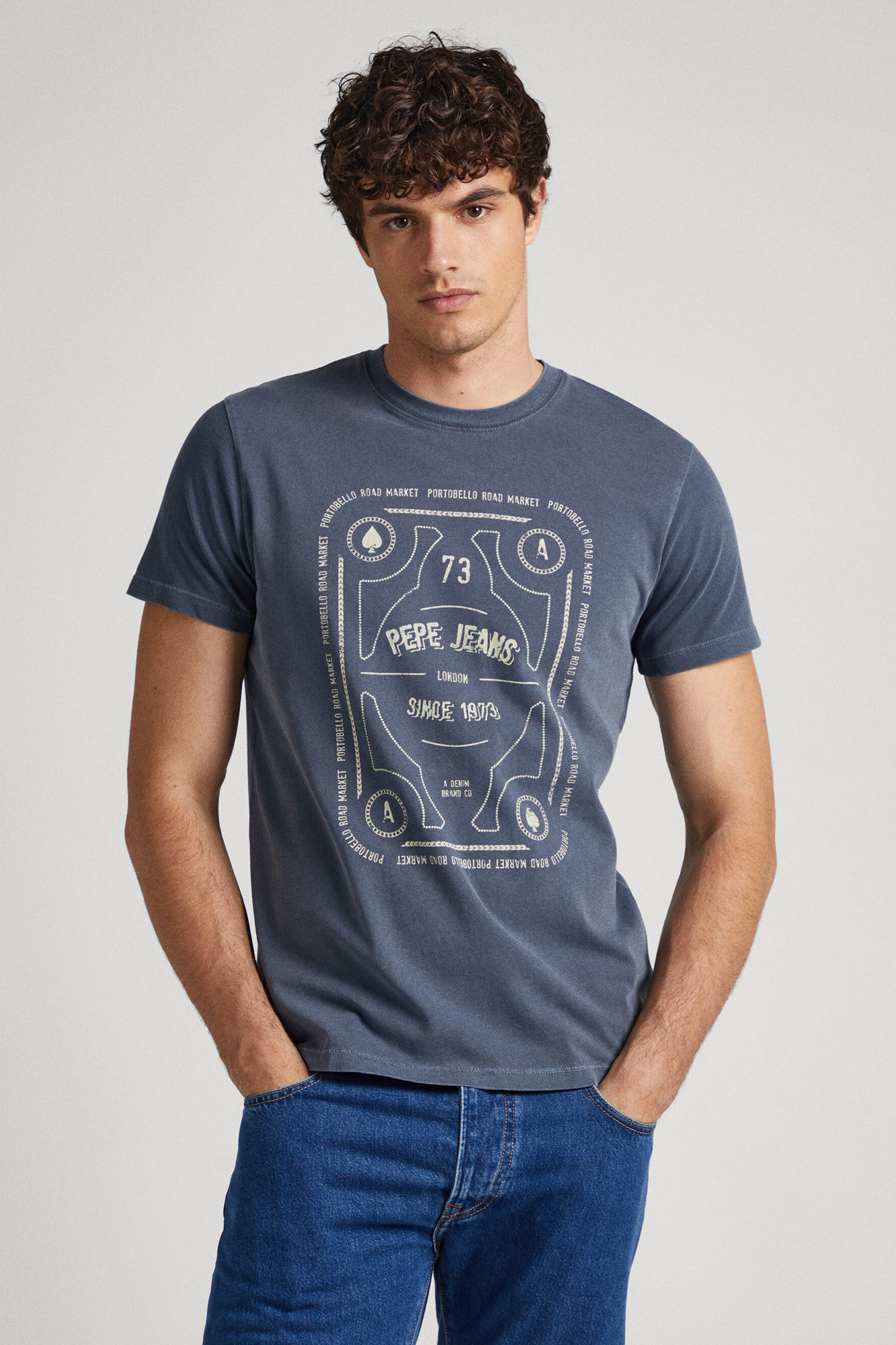 estampa de logotipo em camiseta