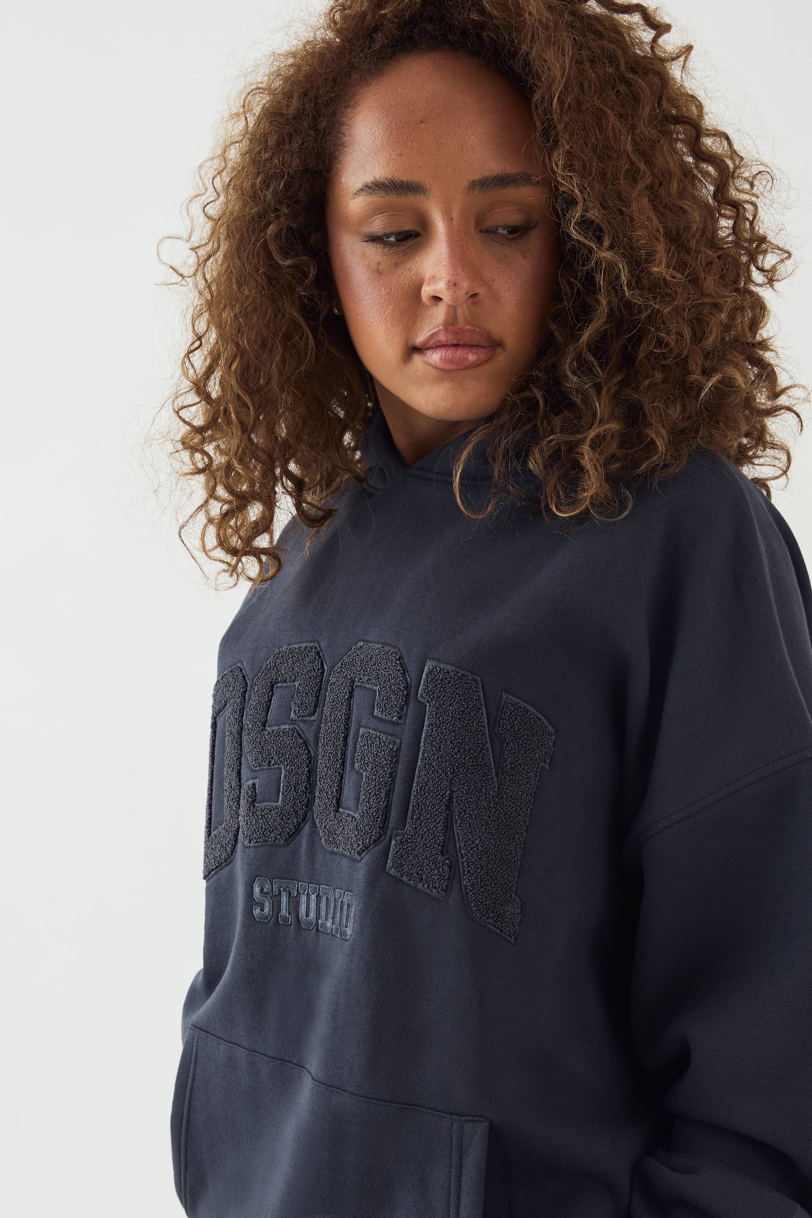 Sweat À Casynthétiqueche Oversize Dsgn Studio Avec Appliqué En Tissu Éponge
