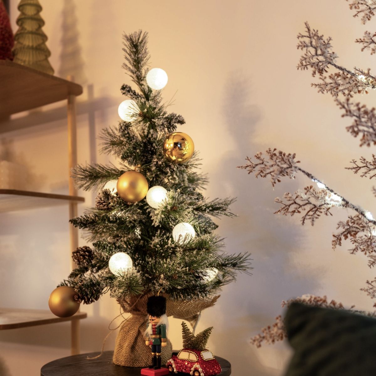 Kerst kerstboom wit met goud 60cm incl. LED met timer - Jack