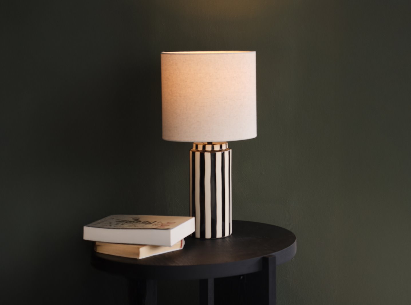 Alma bordlampe Sort og hvit med hvit skjerm E27